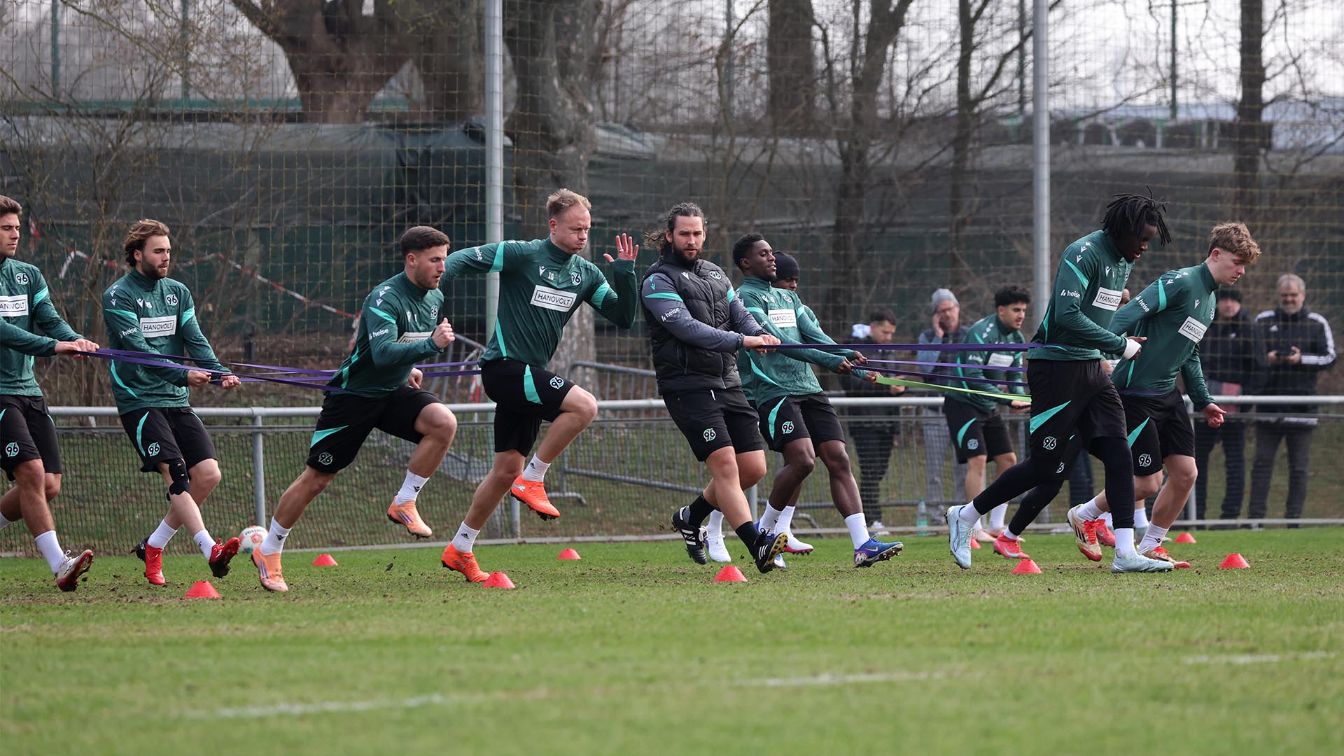 Einige Spieler beim Athletiktraining auf dem Trainingsplatz.