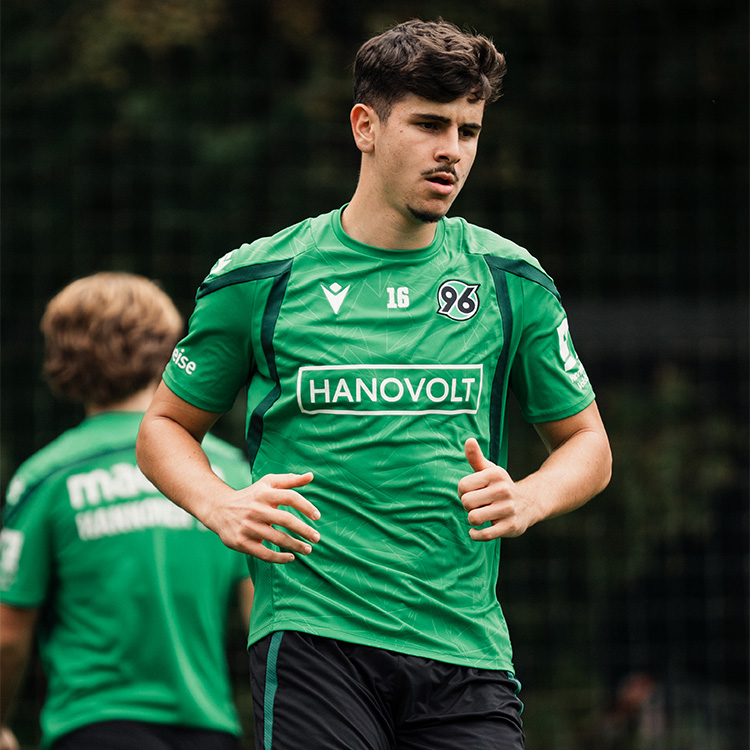 Der 96-Spieler Karl Steinmann in Trainingskleidung im Training.