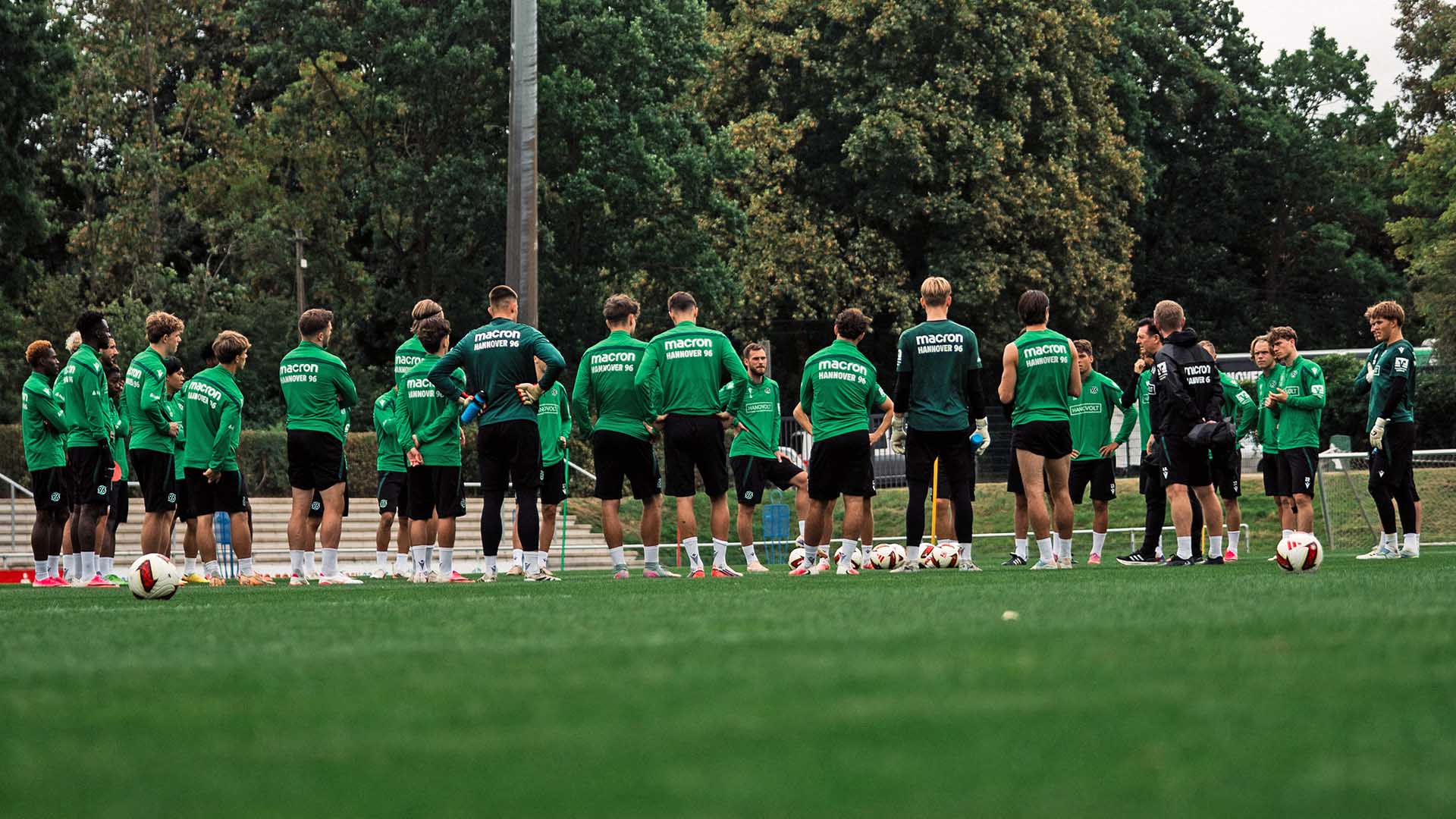 Die 96-Mannschaft steht in einem Kreis auf dem Trainingsplatz.