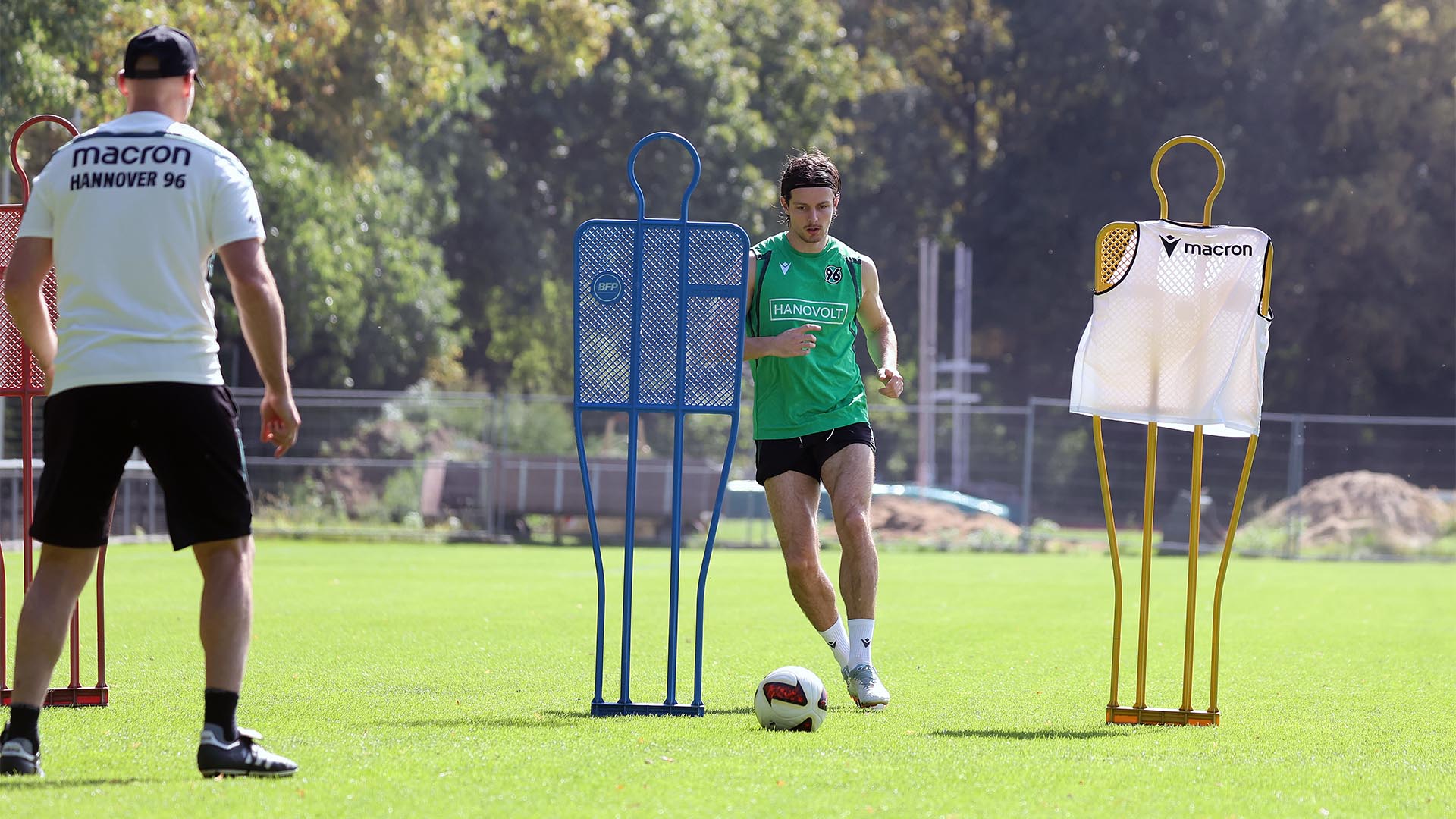 Der 96-Spieler Jean Hugonet ist in Trainingskleidung am Ball.