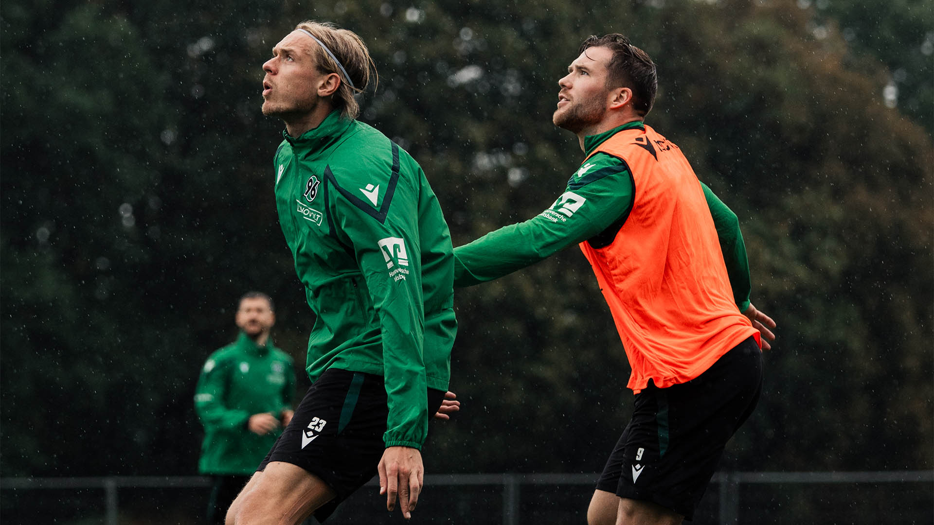 Die beiden 96-Spieler Stefan Teitur Thordarson und Benjamin Källman im Zweikampf im Training. 