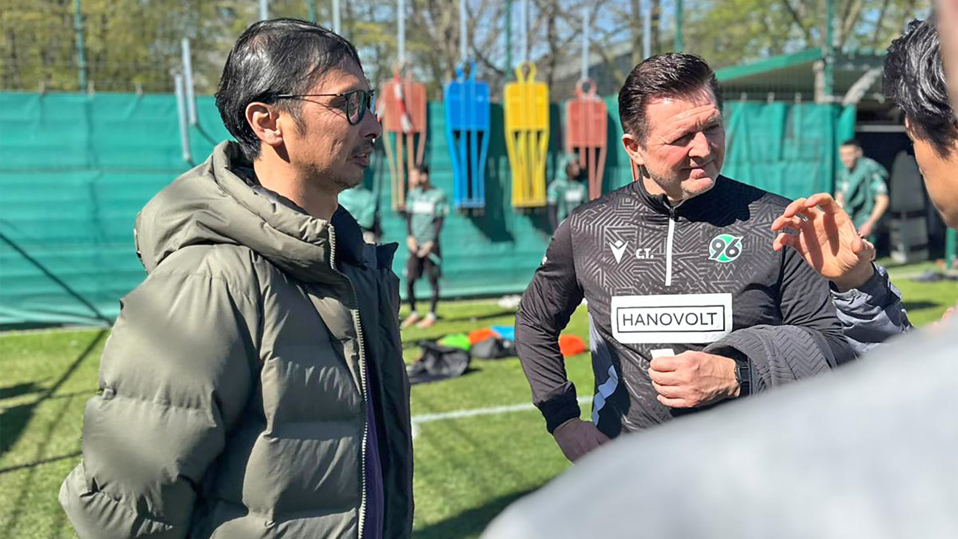 Christian Titz im Gespräch mit Gästen am Trainingslatz.