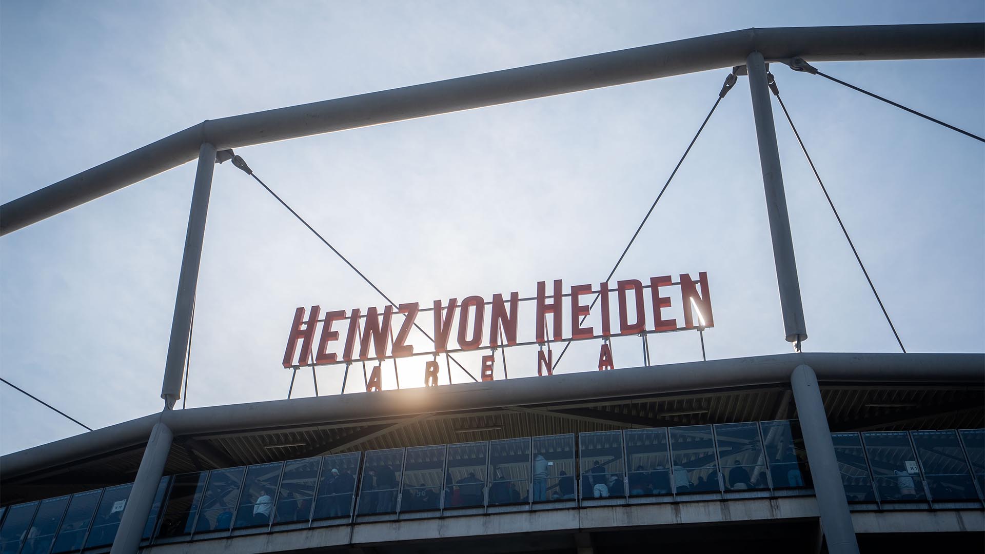 Die Heinz-von-Heiden-Arena-Schriftzug auf dem Dach in der Sonne.