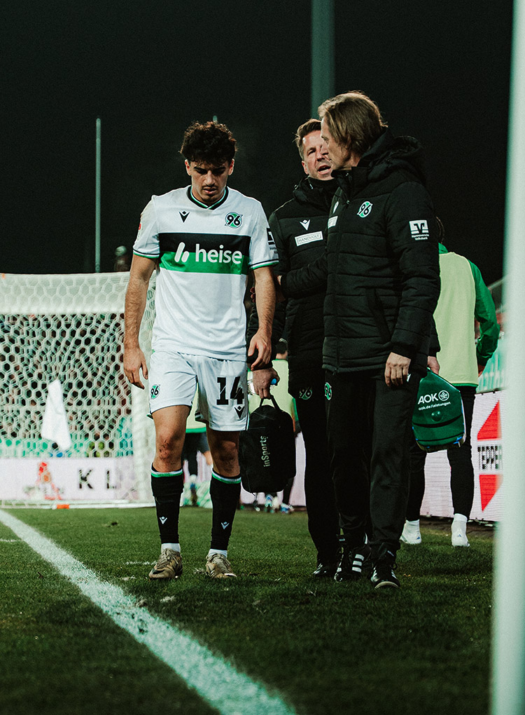 Husseyn Chakroun geht in Münster mit dem medizinischen Personal vom Platz.