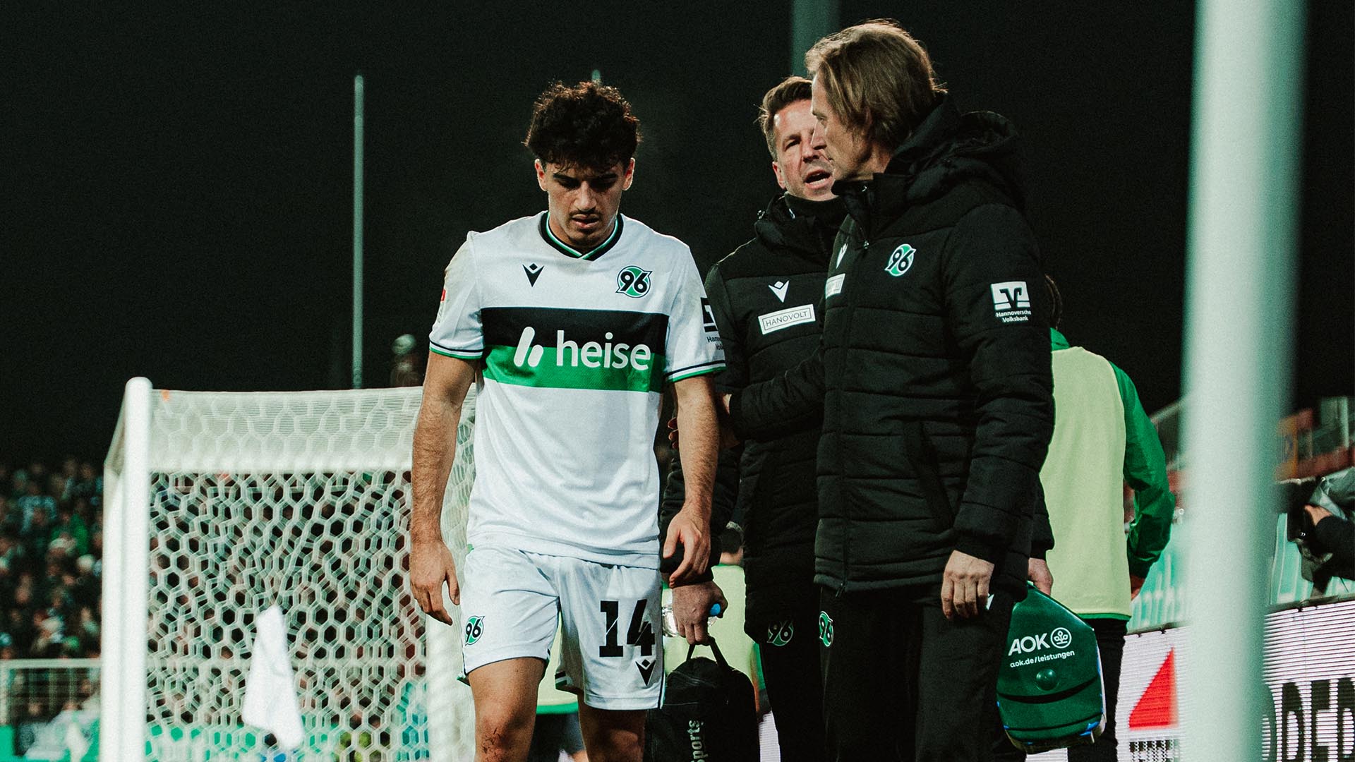 Husseyn Chakroun geht in Münster mit dem medizinischen Personal vom Platz.