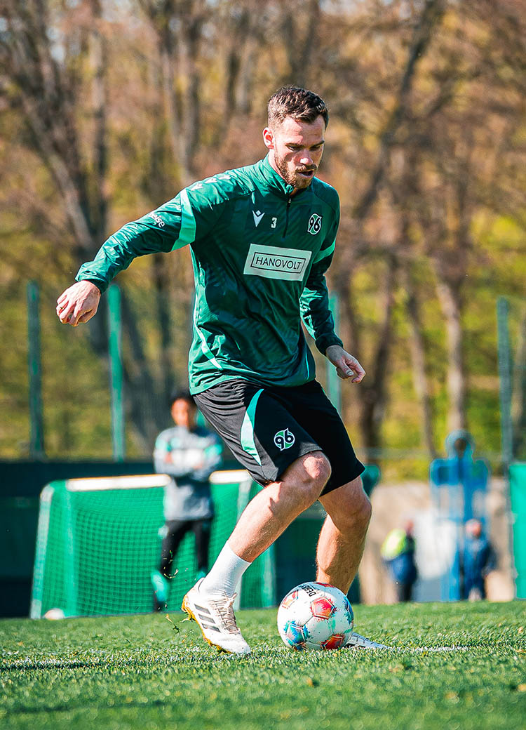 Boris Tomiak bei Sonnenschein im Training.