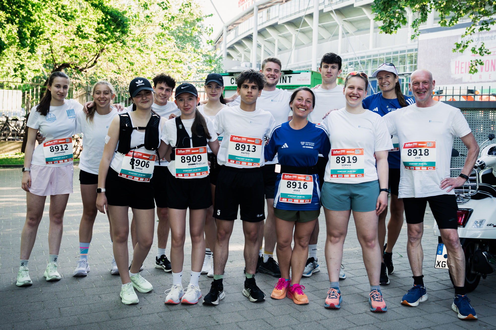 Gruppenbild einer Laufgruppe mit der Heinz von Heiden Arena im Hintergrund.