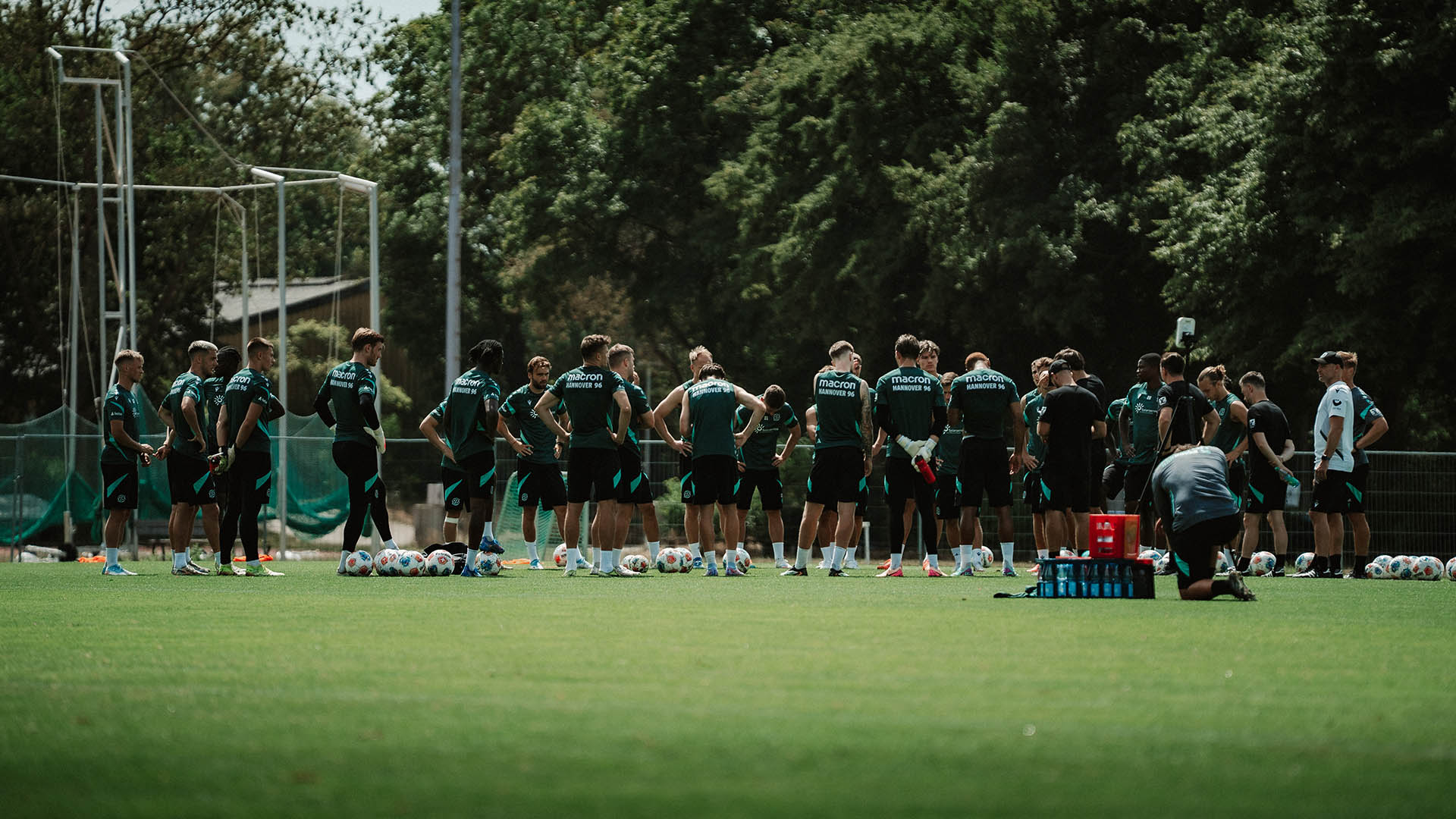 Die Hannover-96-Mannschaft steht in einem Kreis auf dem Trainingsplatz.
