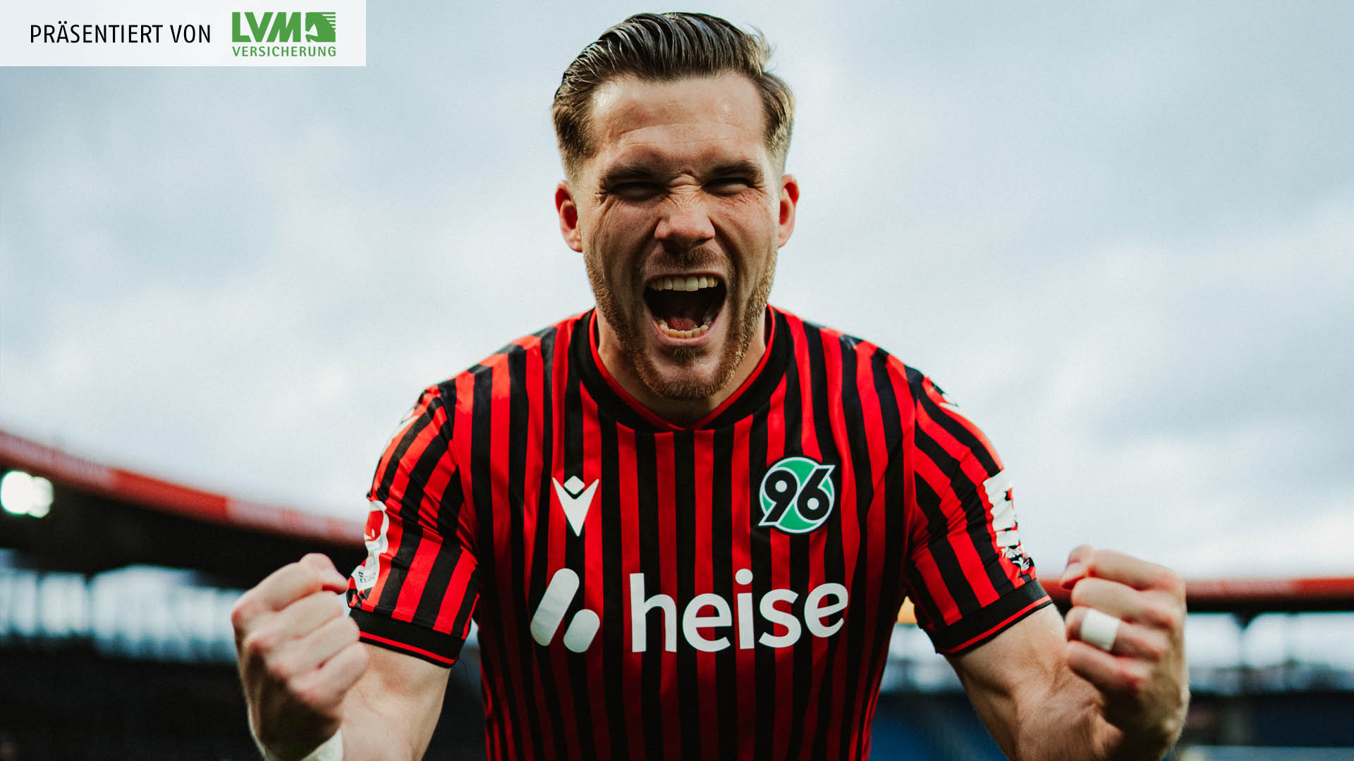 Benjamin Källman jubelt mit geballten Fäusten in die Kamera.