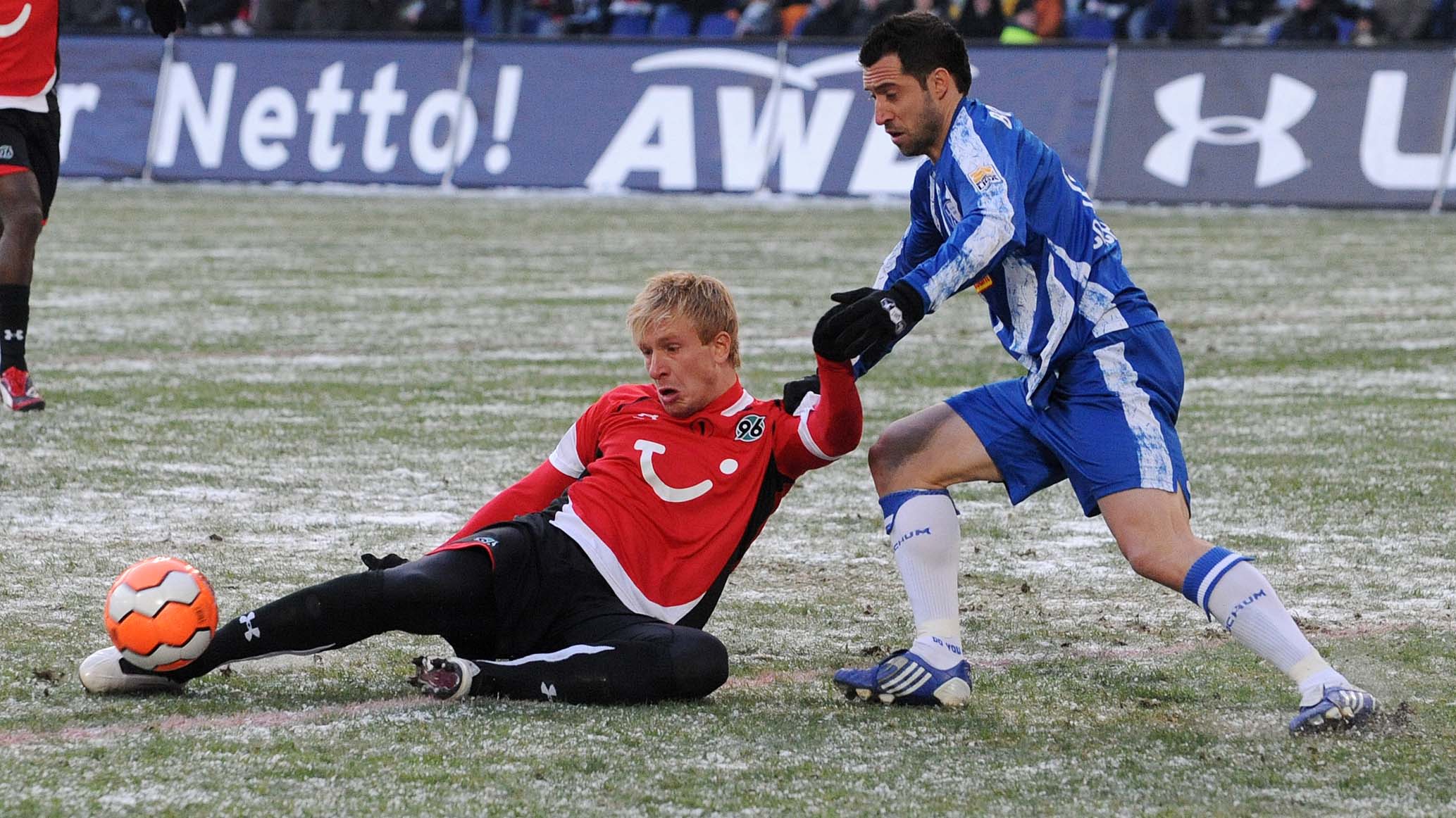 Mike Hanke schießt im Liegen.