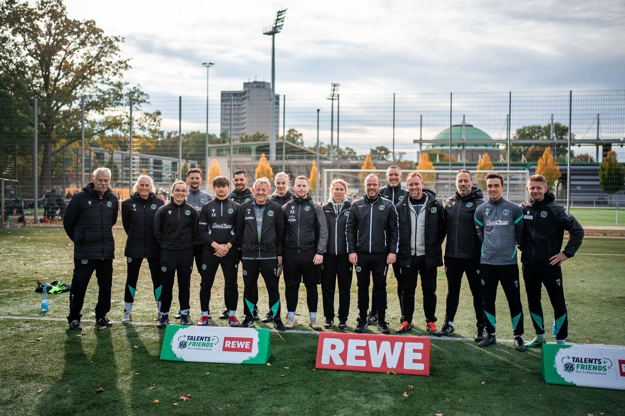 Die Gruppe der erwachsenenen Torhüterinnen und Torhüter.