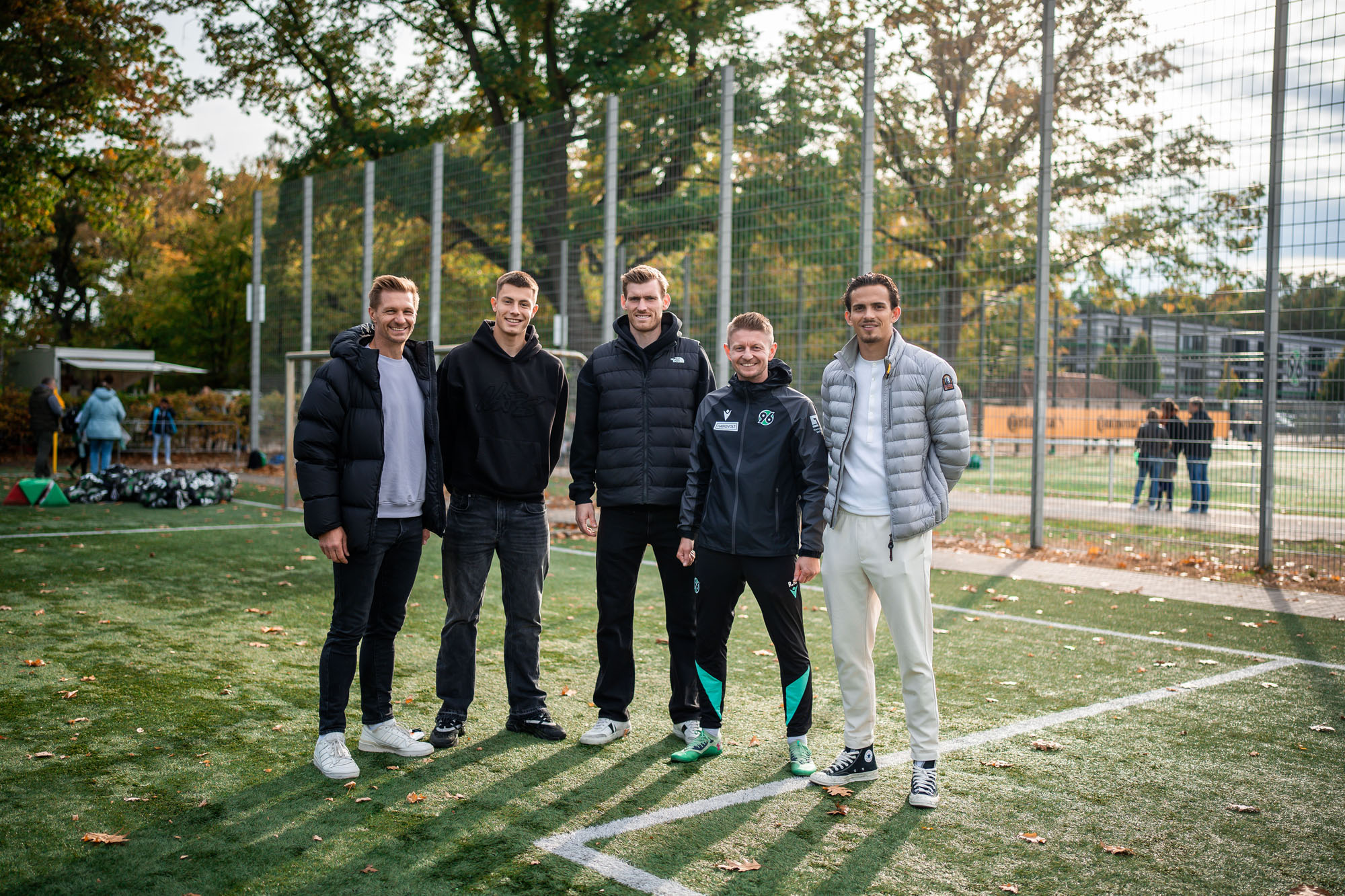 Michael Ratajczak, Jonas Schwanke, Leo Weinkauf, Roland Rasch und Nahuel Noll stehen auf dem Platz.