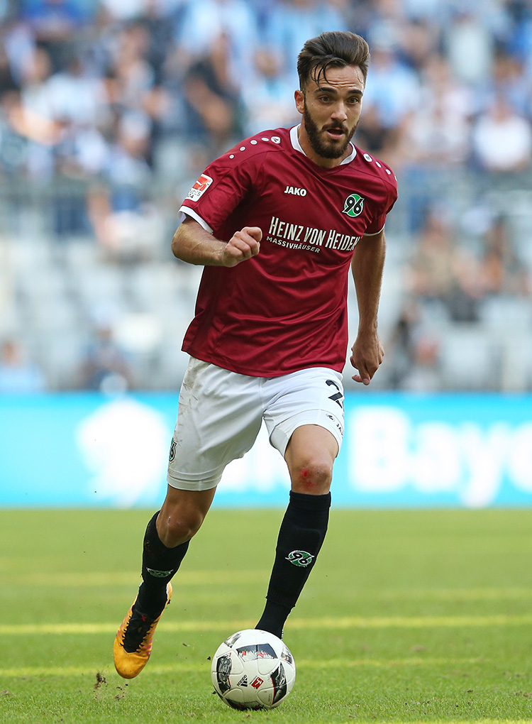 Kenan Karaman im 96-Trikot am Ball.