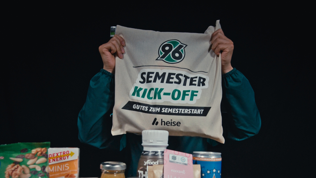 Hayate Matsuda hält exemplarisch einen Beutel hoch.