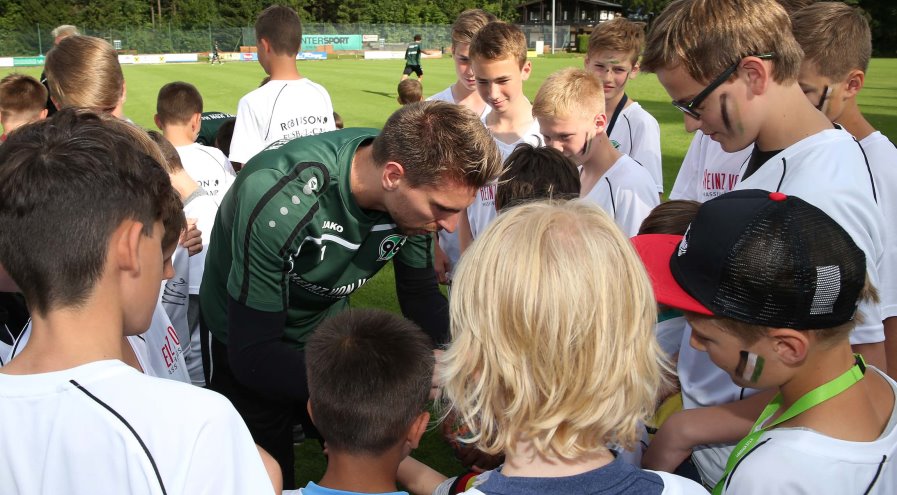 Autogramme von den Profis sorgten bei den Kindern für große Freude.