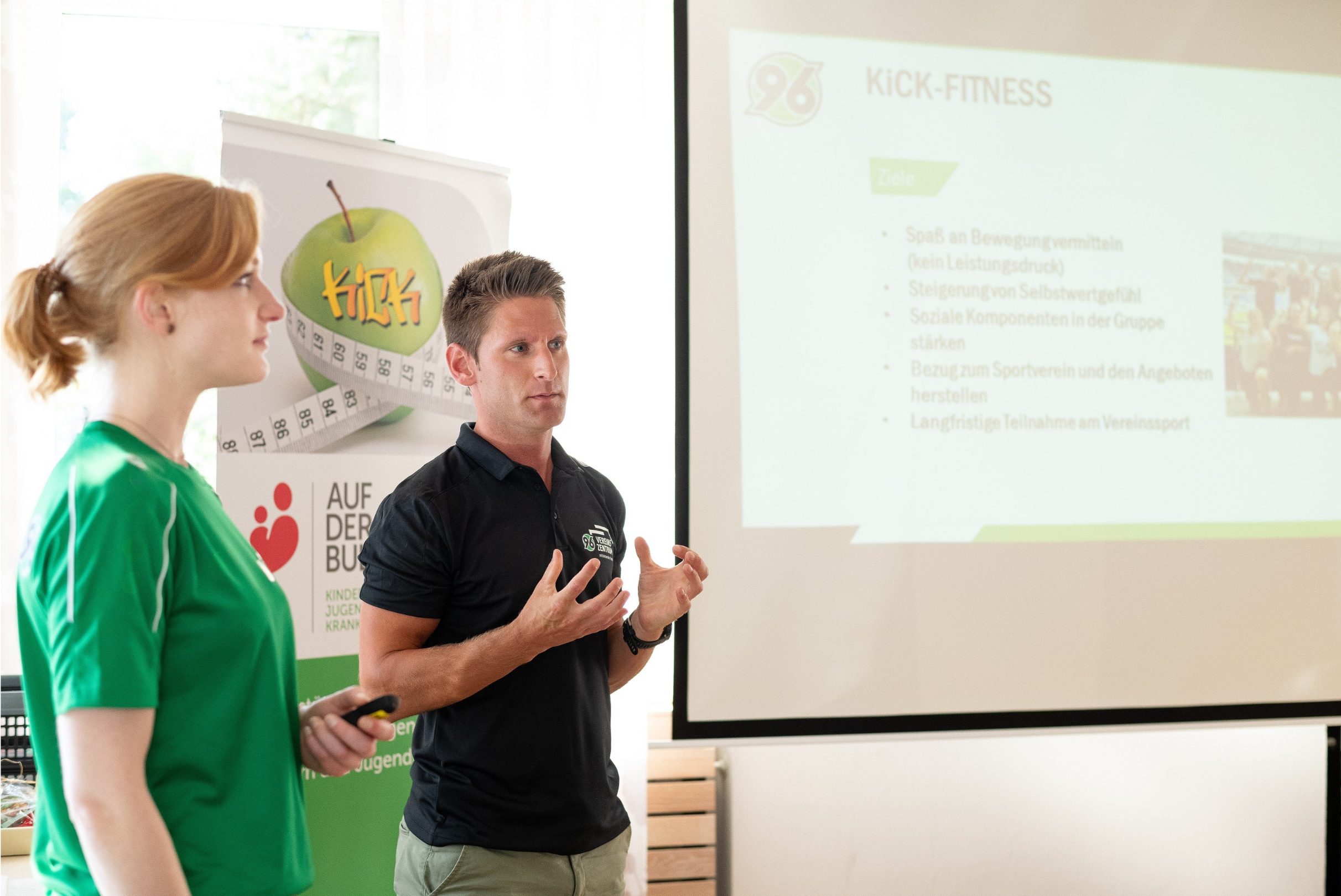 Zwei Personen halten einen Vortrag