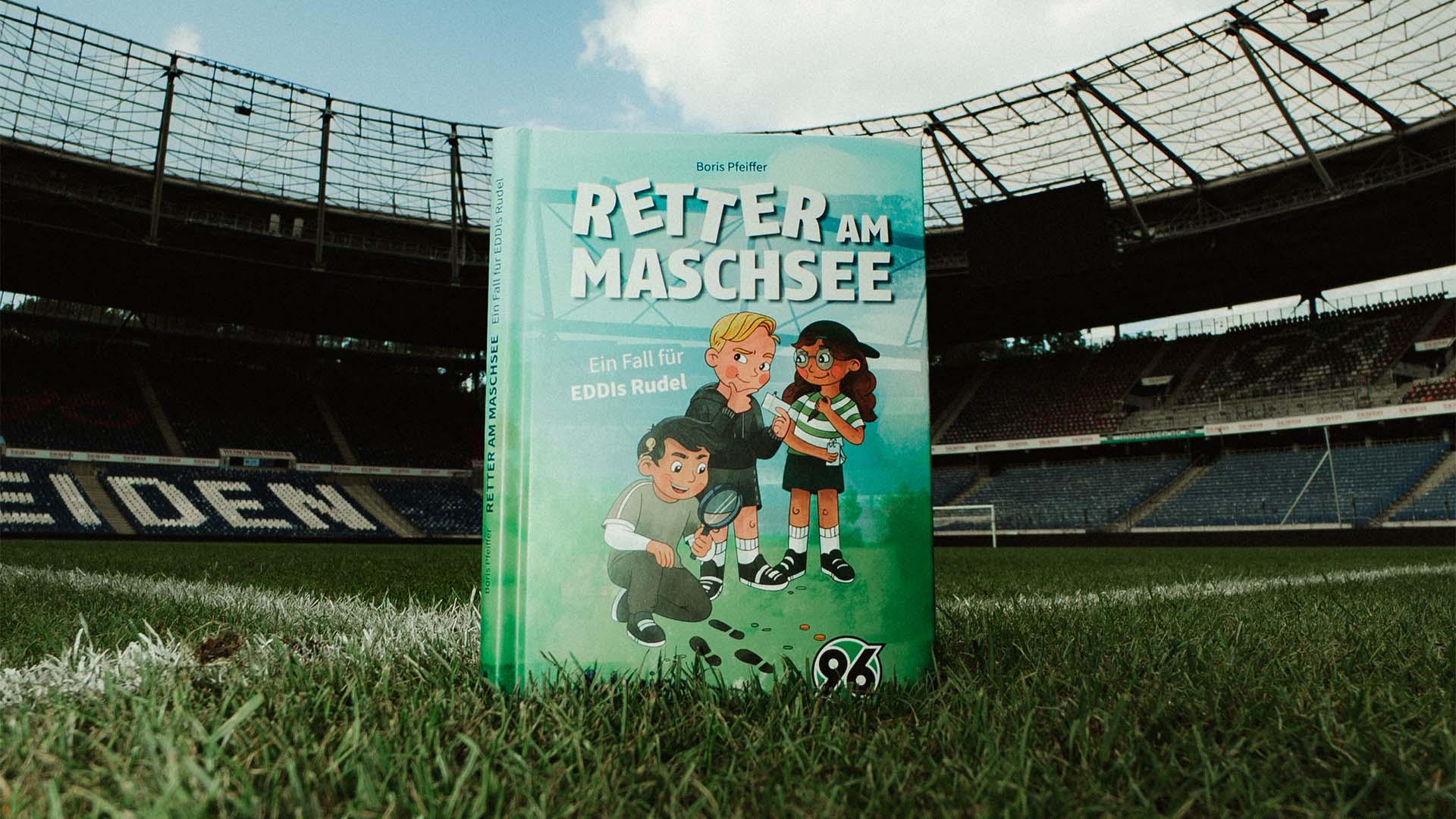 Das 96-Kinderbuch steht im Stadion.