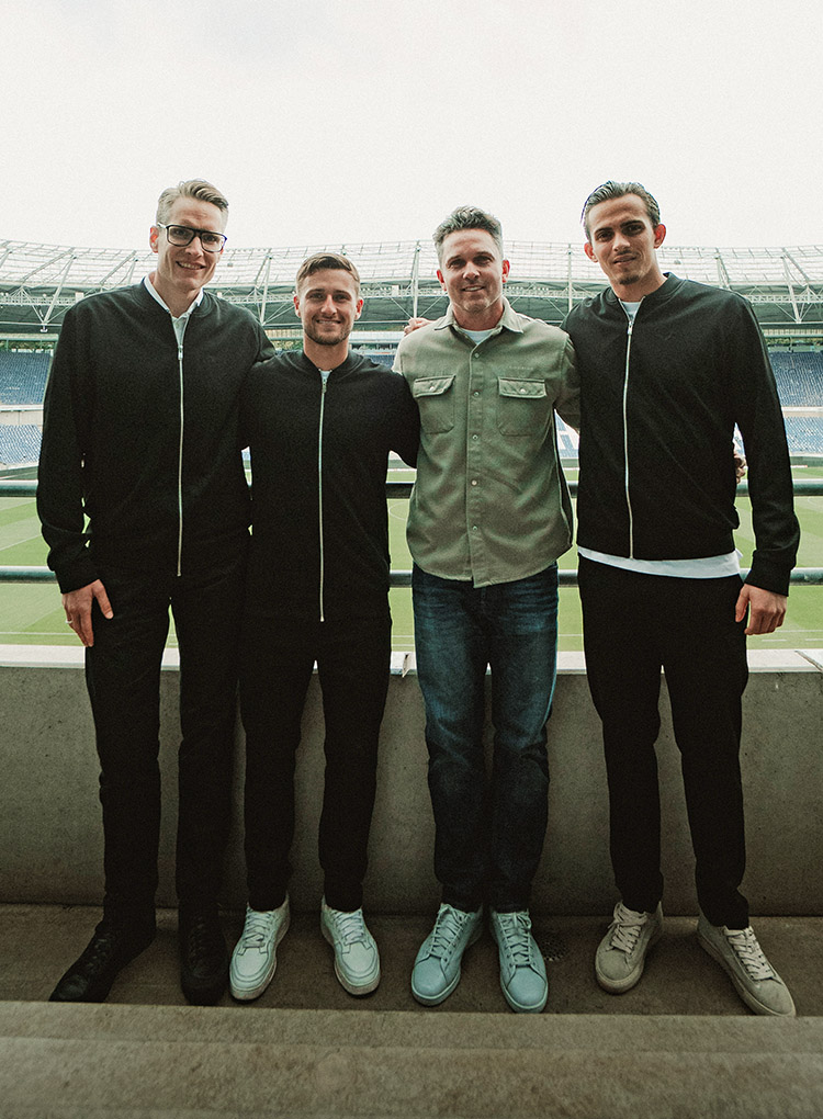 Henning Bindzus, Enzo Leopold, Leon Andreasen und Nahuel Noll in Kleinigkeit-Kleidung, im Hintergrund die leere Heinz von Heiden Arena.