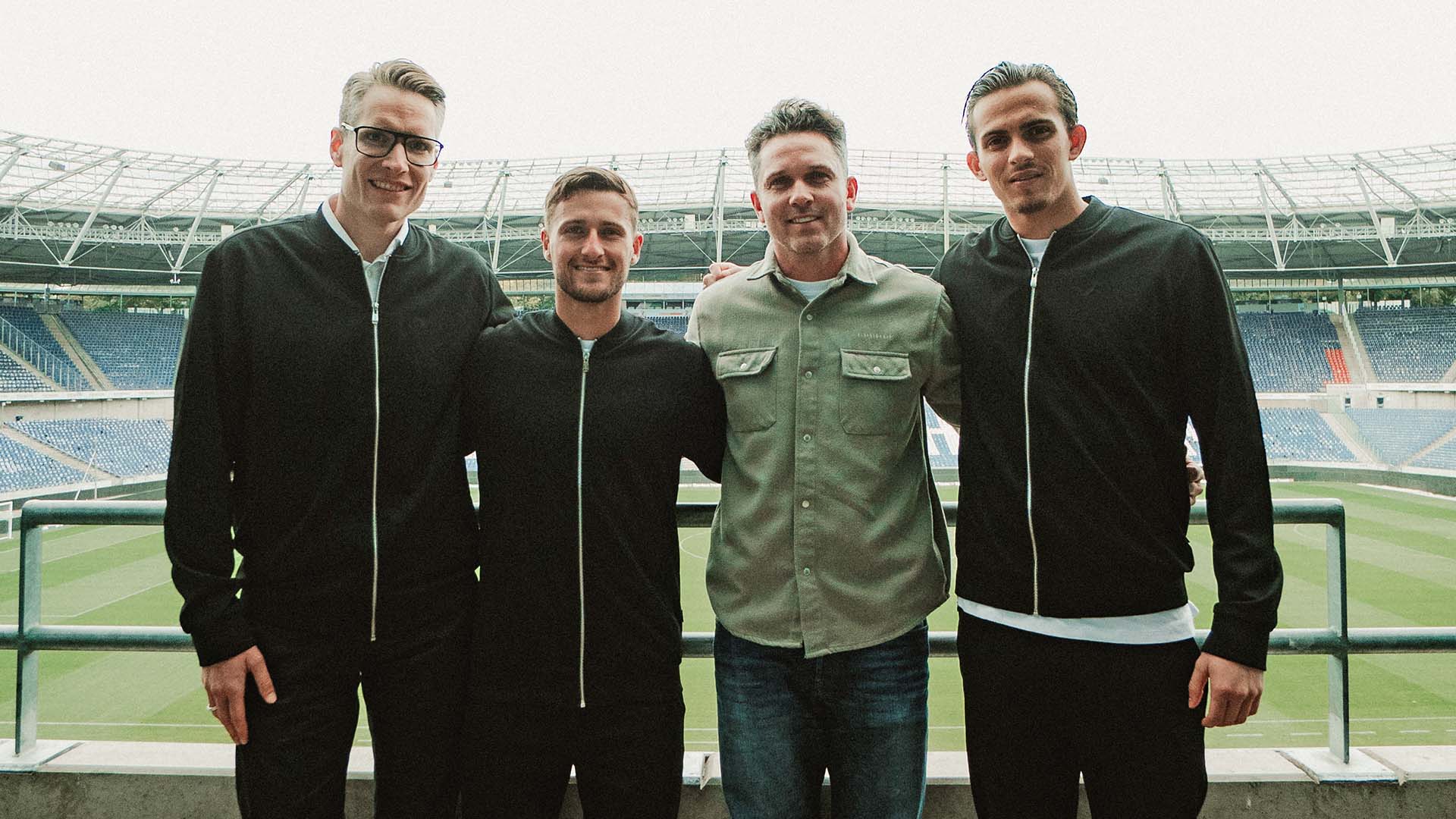 Henning Bindzus, Enzo Leopold, Leon Andreasen und Nahuel Noll in Kleinigkeit-Kleidung, im Hintergrund die leere Heinz von Heiden Arena.