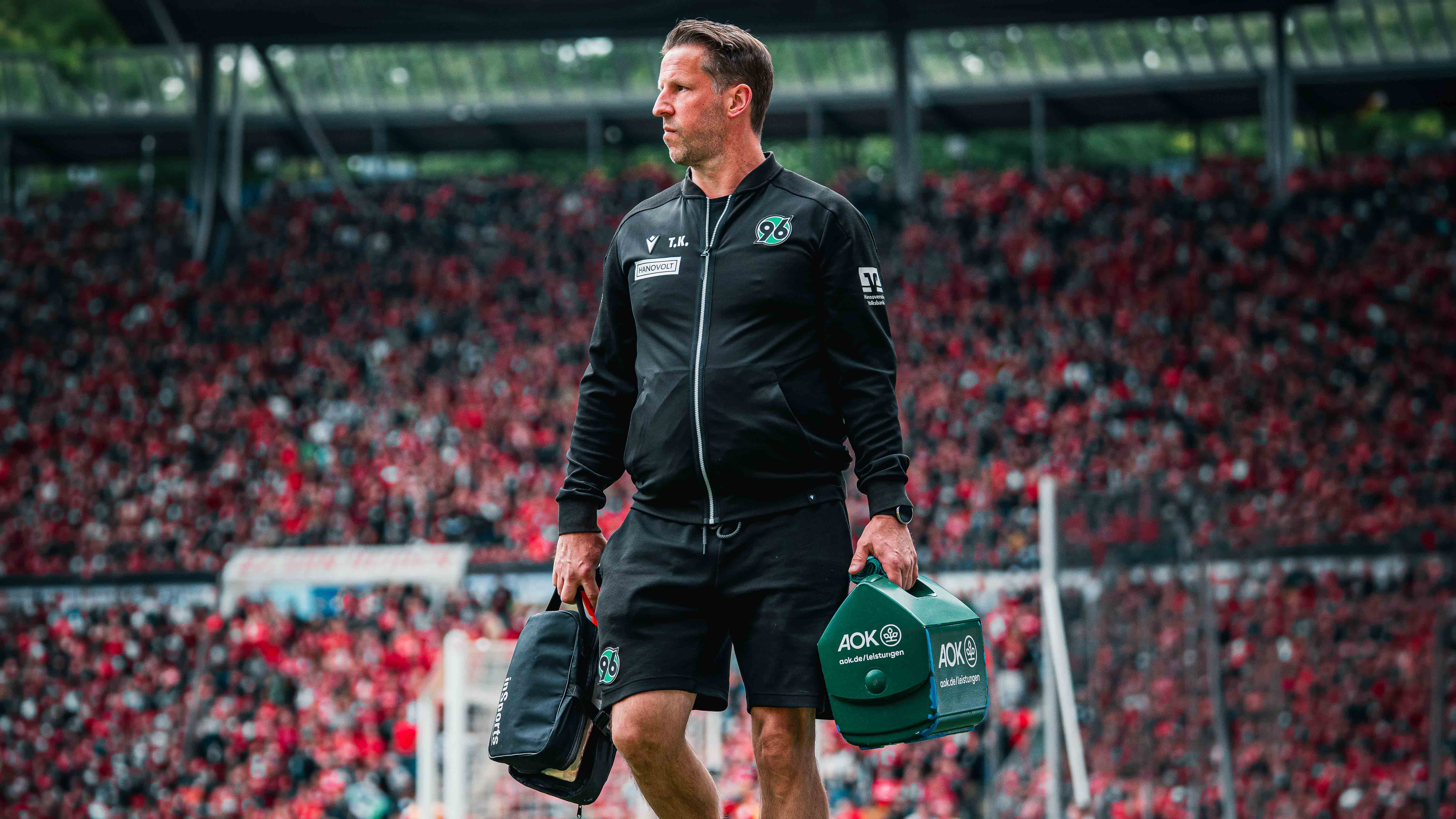 Thorsten Klopp läuft mit einem Physio-Koffer in der Heinz von Heiden Arena.
