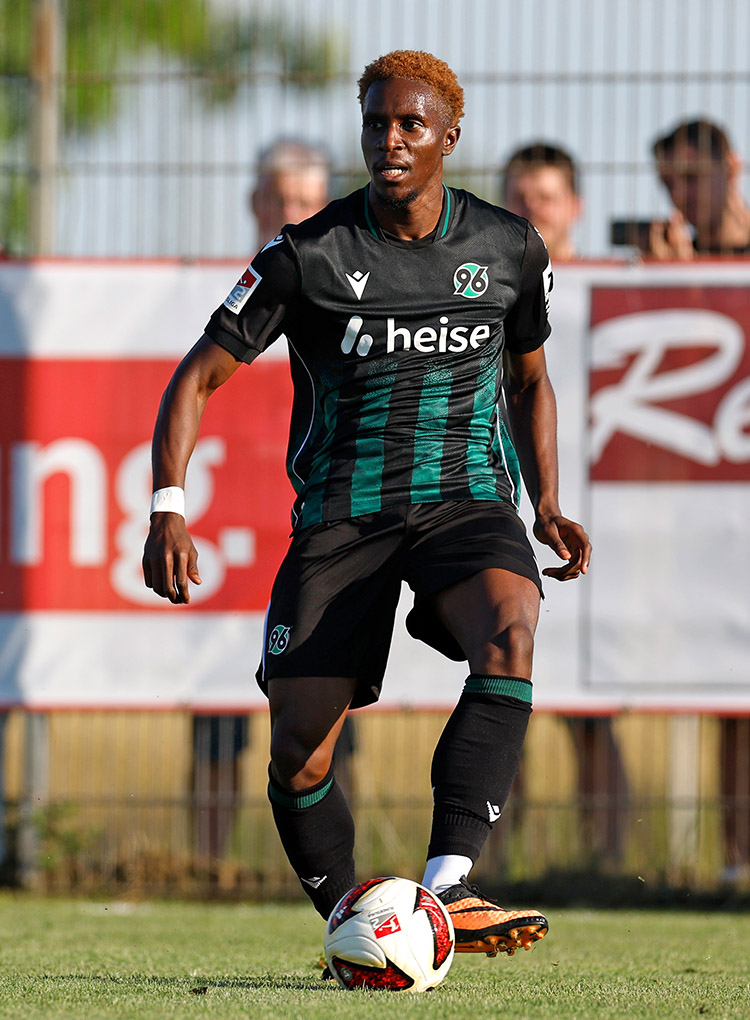 Der 96-Spieler William Kokolo im schwarz-grünen Auswärtstrikot am Ball.
