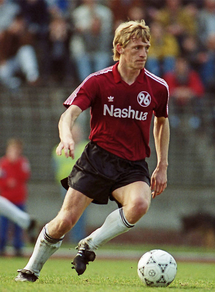 Matthias Kuhlmey in einem dunkelroten 96-Trikot am Ball.