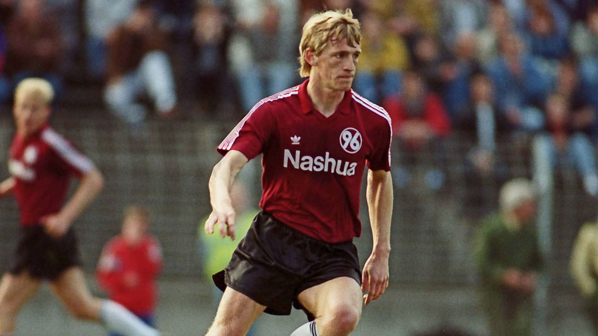 Matthias Kuhlmey in einem dunkelroten 96-Trikot am Ball.