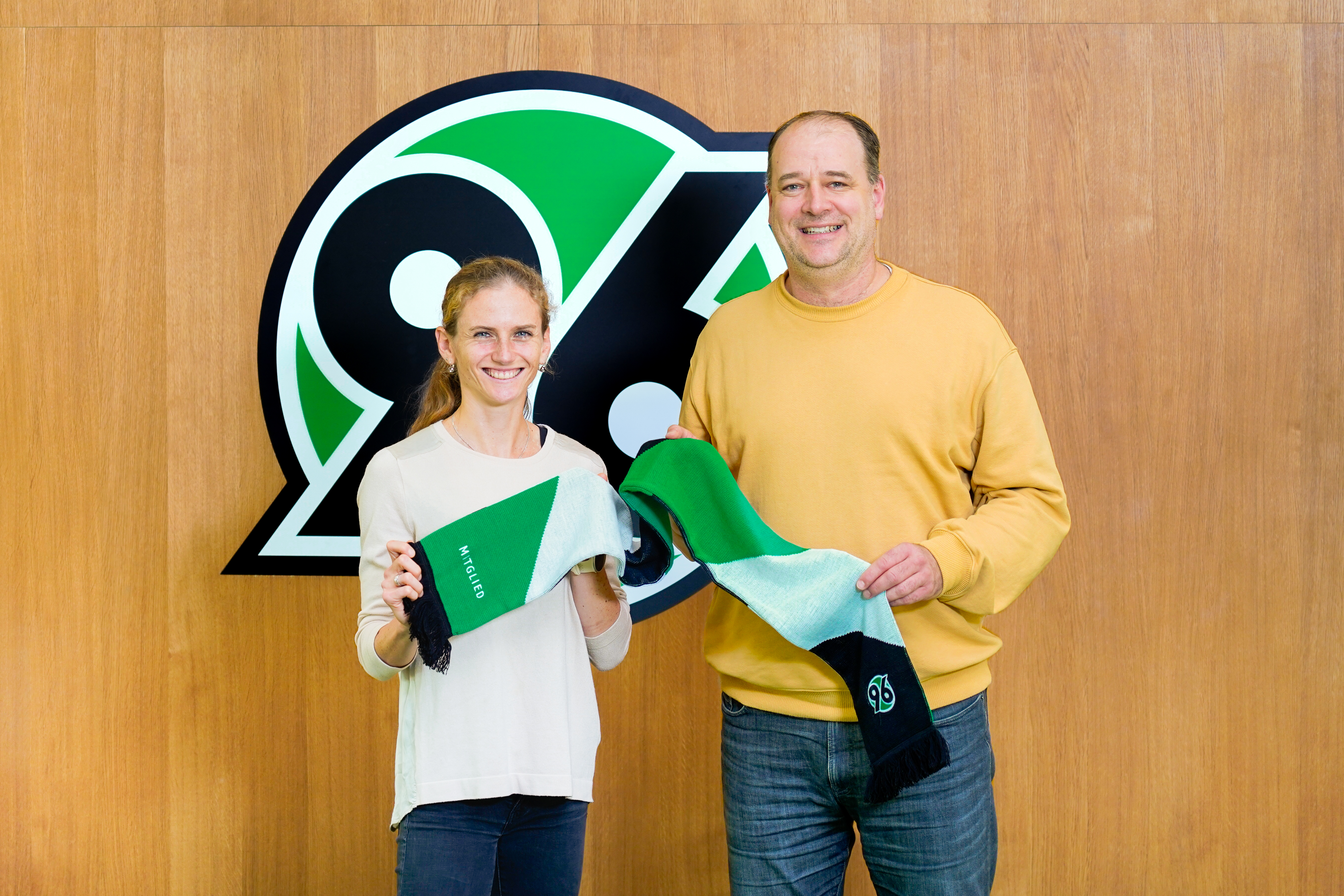 Fabienne Königstein und Sebastian Kramer halten einn Schal