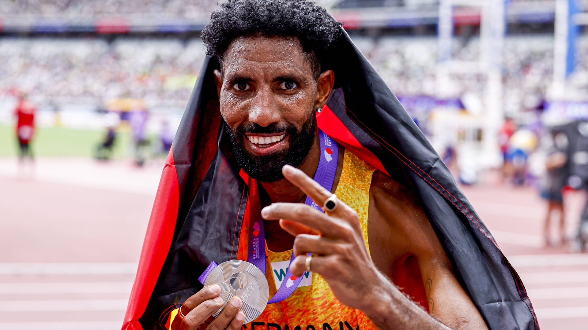 Marathon-Läufer Amanal Petros mit der WM-Silbermedaille