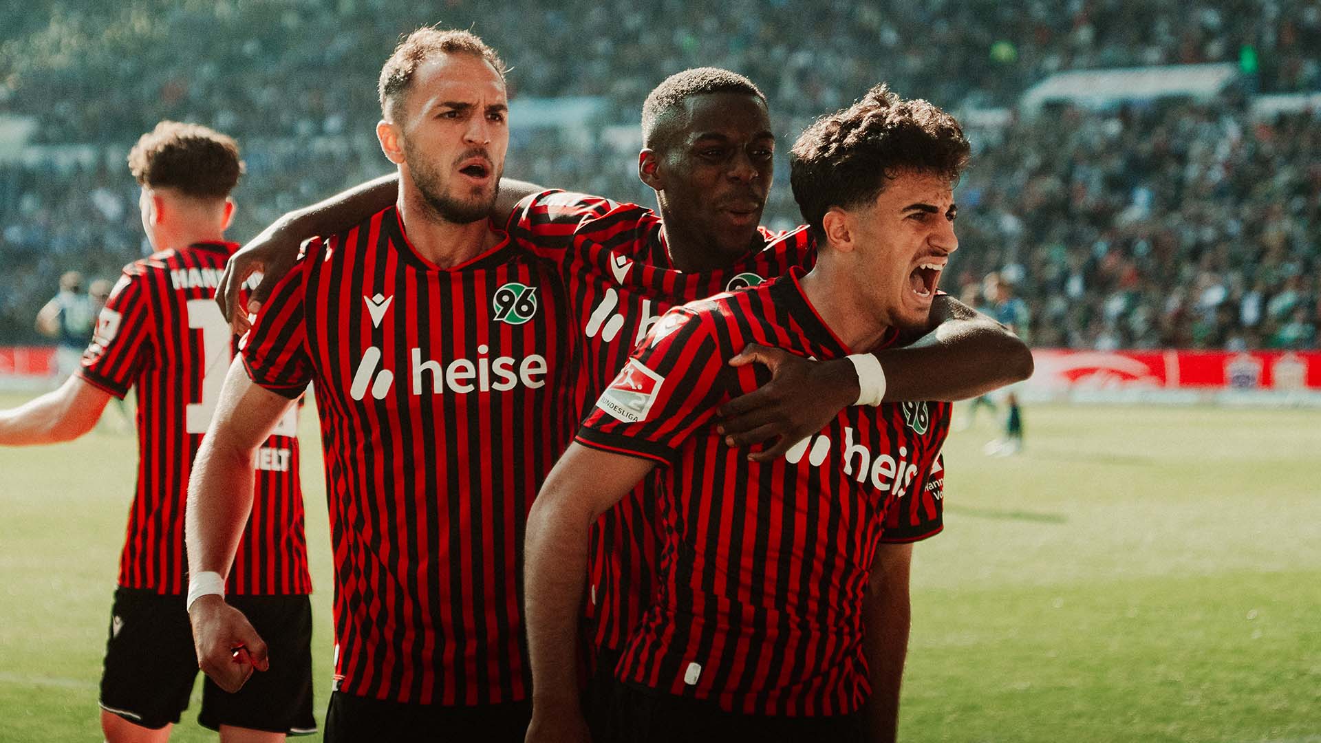 Ghita, Aseko und Chakroun feiern ein Tor.