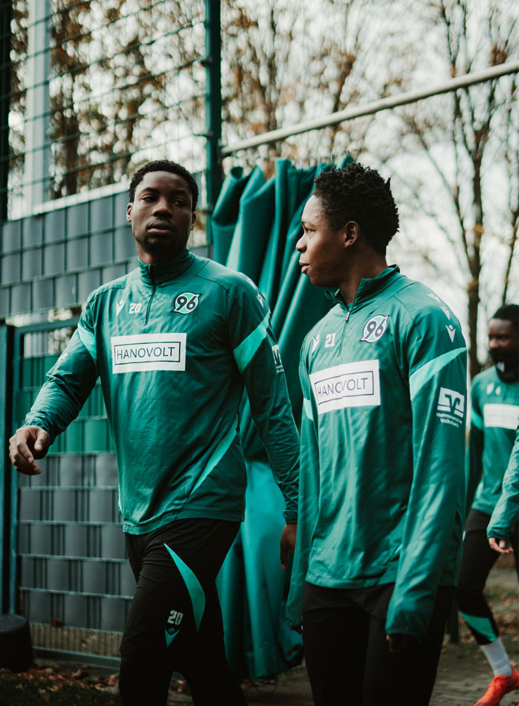 Ime Okon und Mwisho Mhango auf dem Weg zum Trainingsplatz in Hannover.