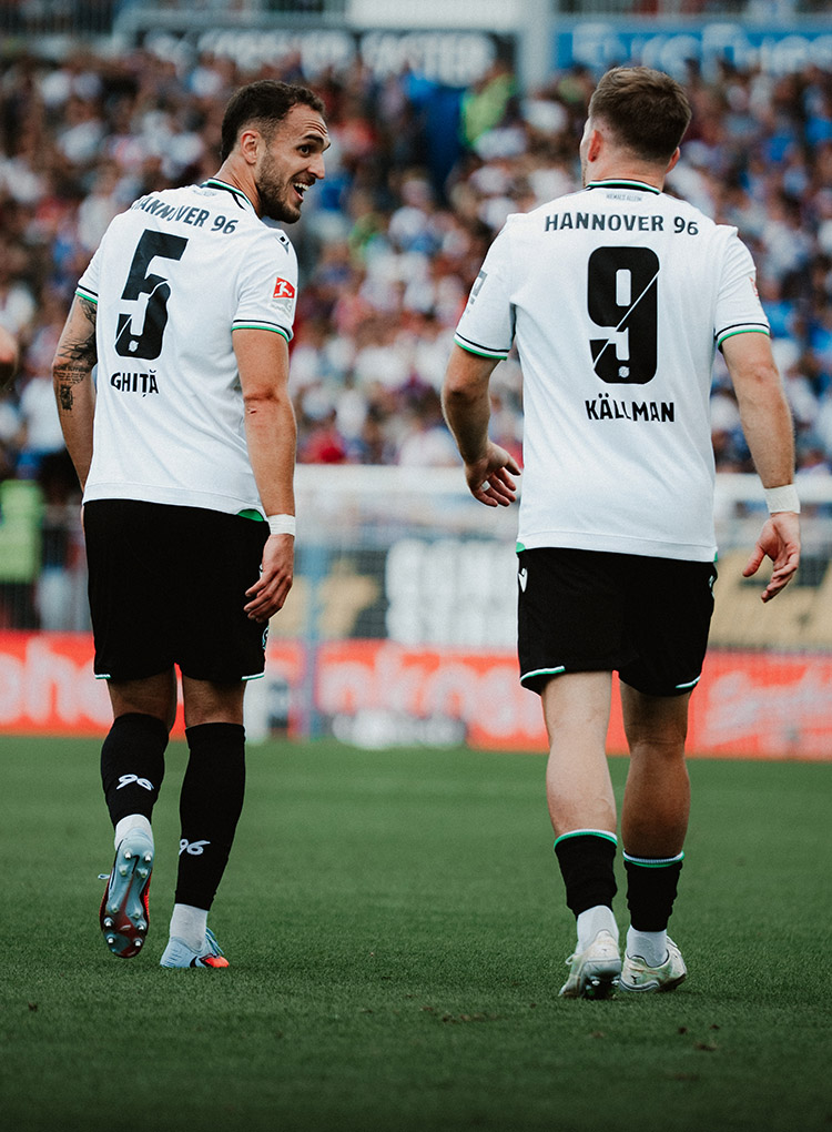 Virgil Ghita und Benjamin Källman von hinten, Ghita dreht sich zu Källman und freut sich.