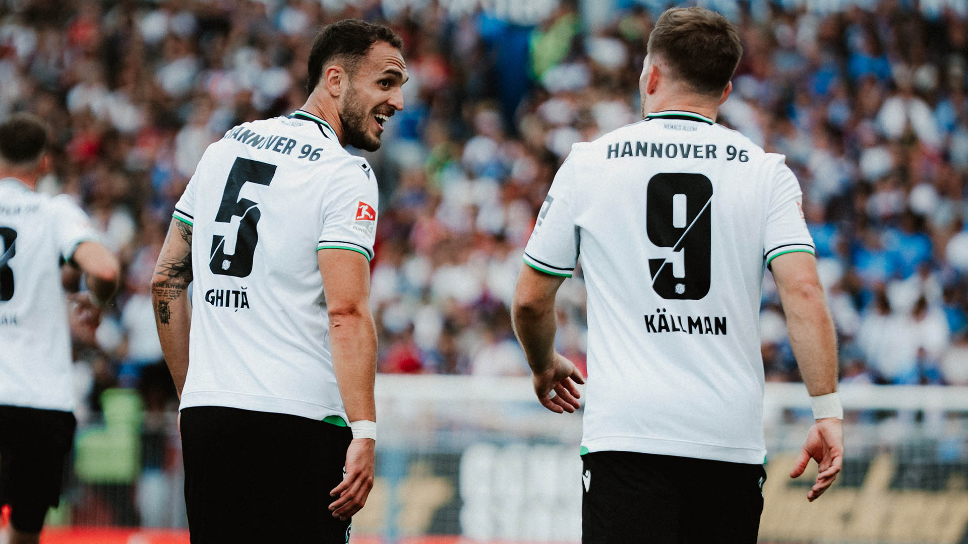 Virgil Ghita und Benjamin Källman von hinten, Ghita dreht sich zu Källman und freut sich.