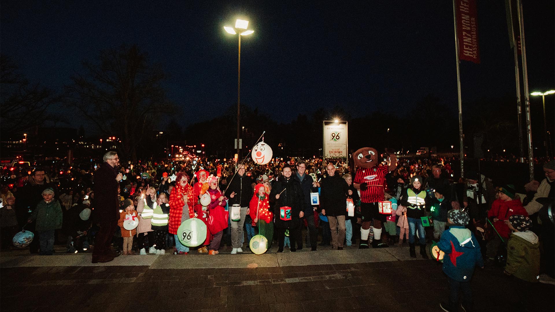 Die Rednerinnen und Redner posieren mit der Menge am Nordeingang.