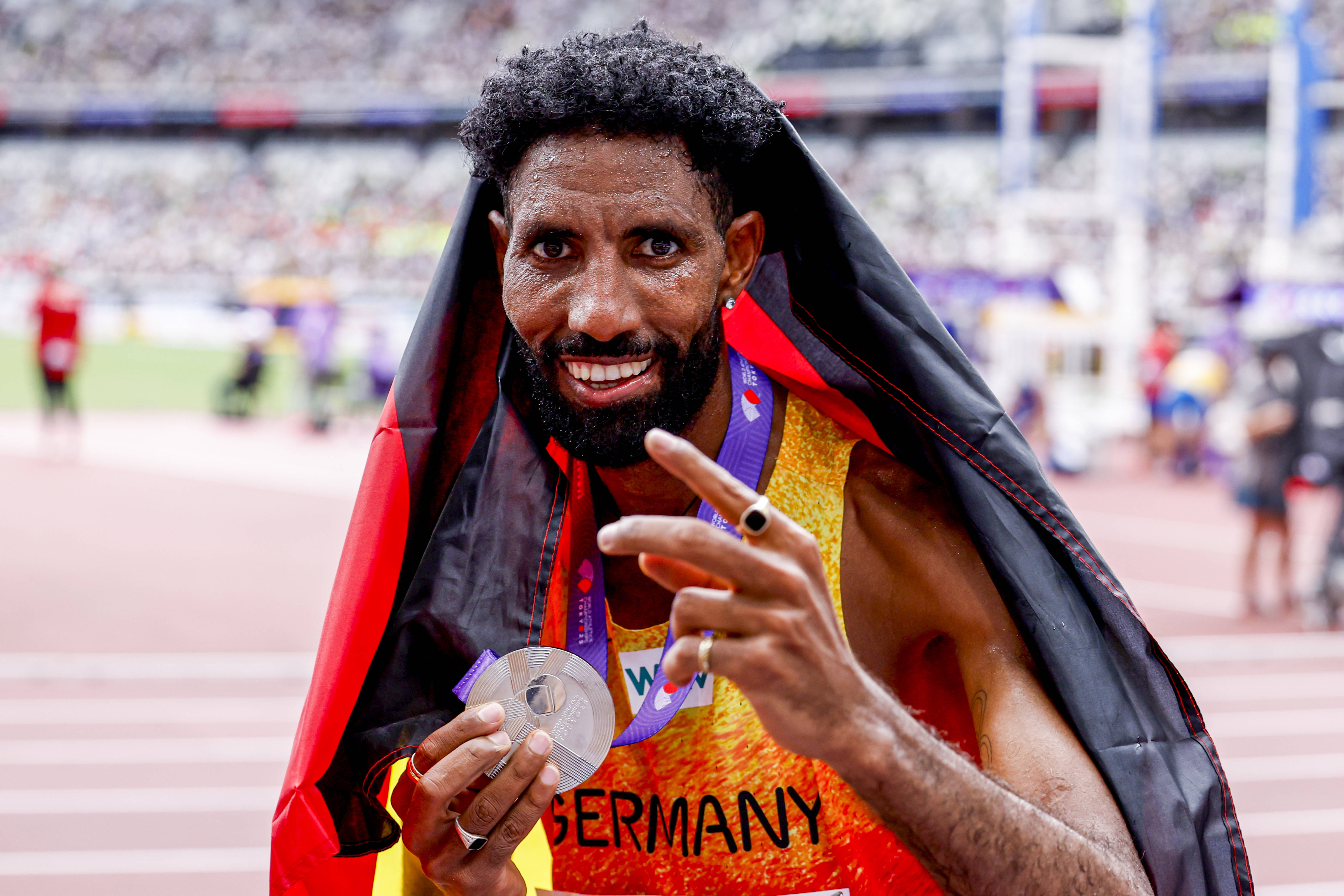 Amanal Petros mit der Deutschlandflagge und seiner Silbermedaille.