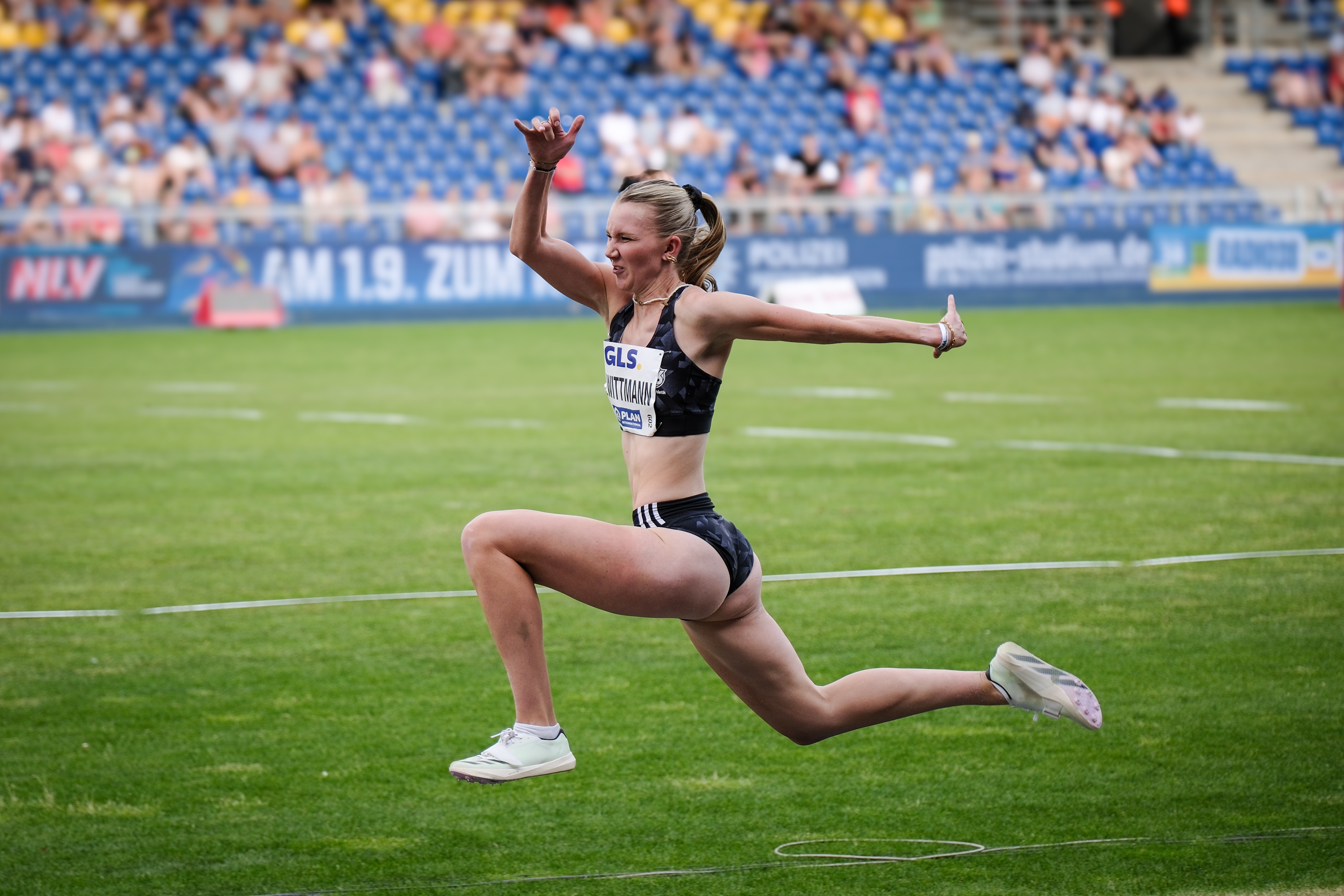 Kira Wittmann von Hannover 96 beim Dreisprung