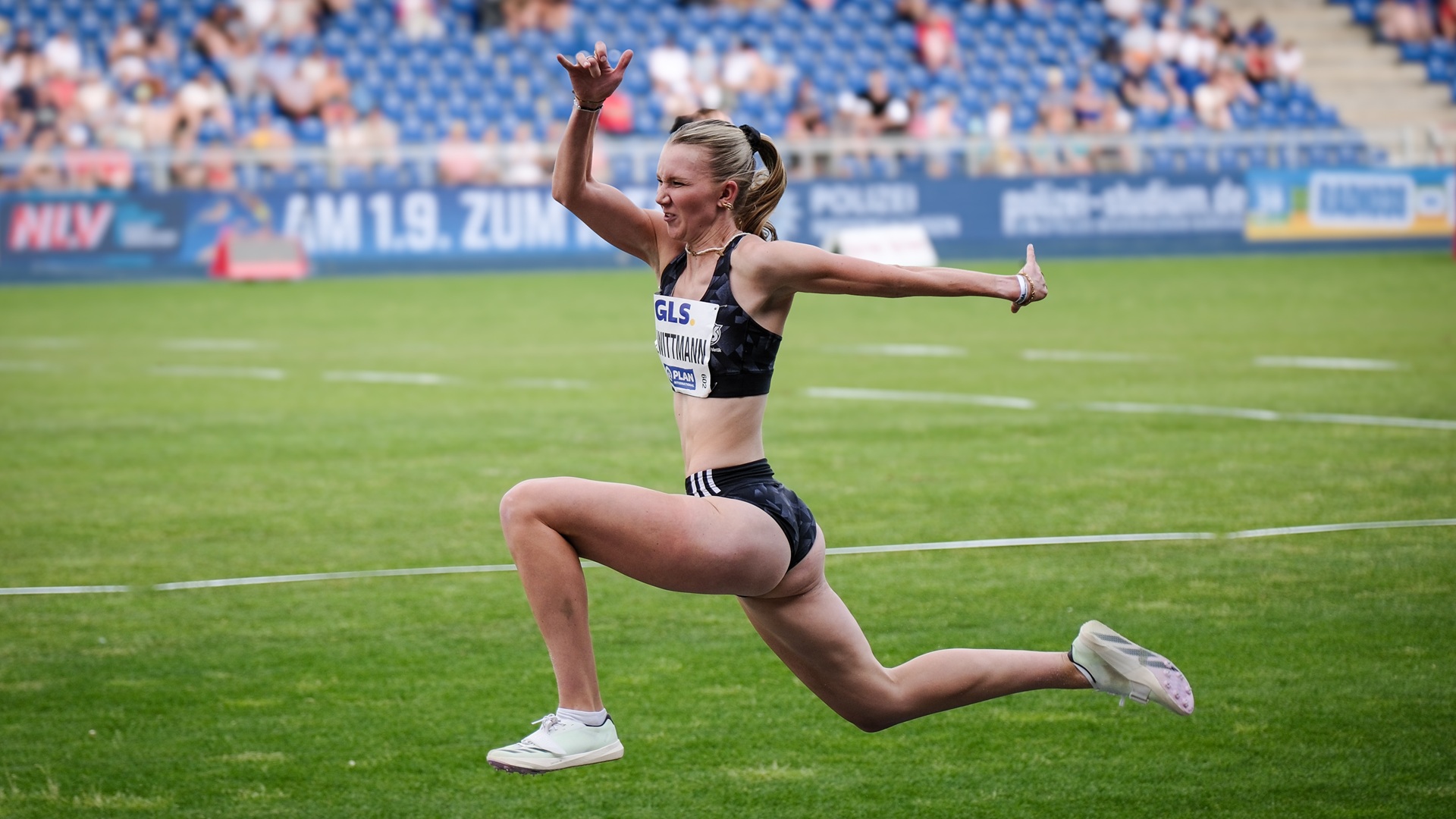 Kira Wittmann von Hannover 96 beim Dreisprung