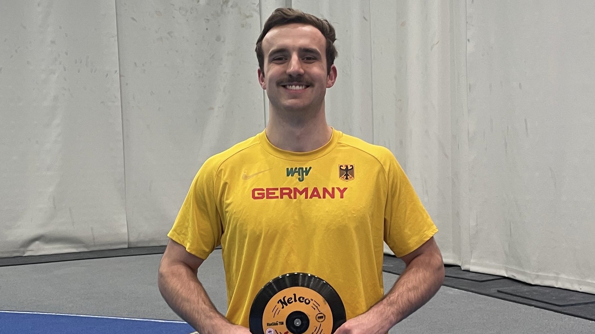 Hannover 96 Diskuswerfer William Wolzenburg hält einen Diskus