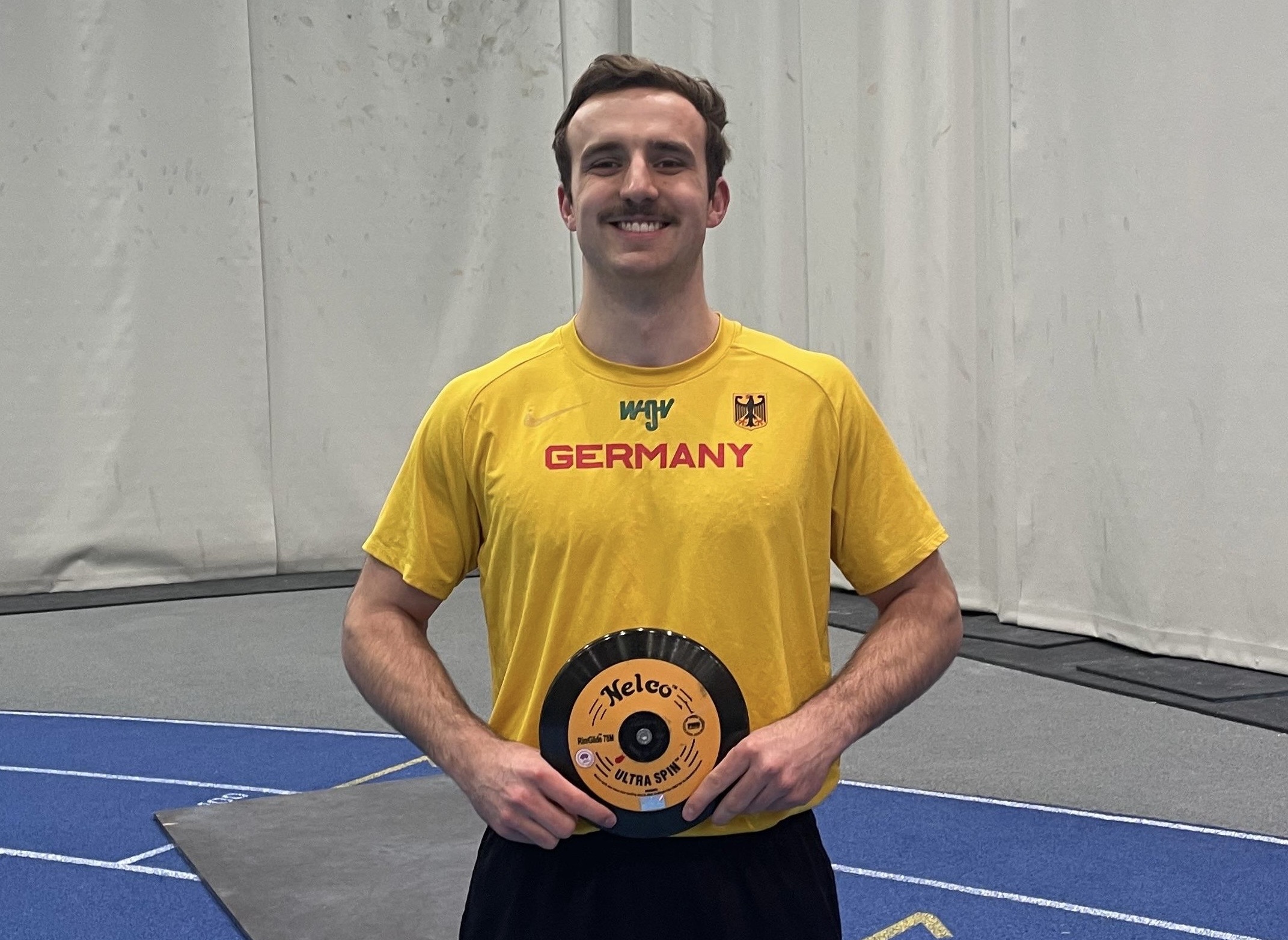 Hannover 96 Diskuswerfer William Wolzenburg hält eines Diskus