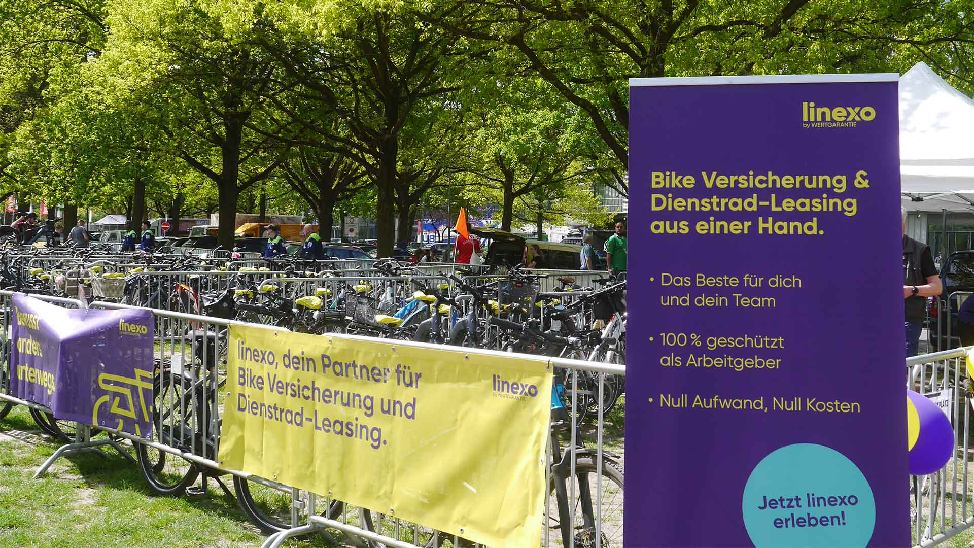 Blick auf einen Fahrradstellplatz mit linexo-Werbung.