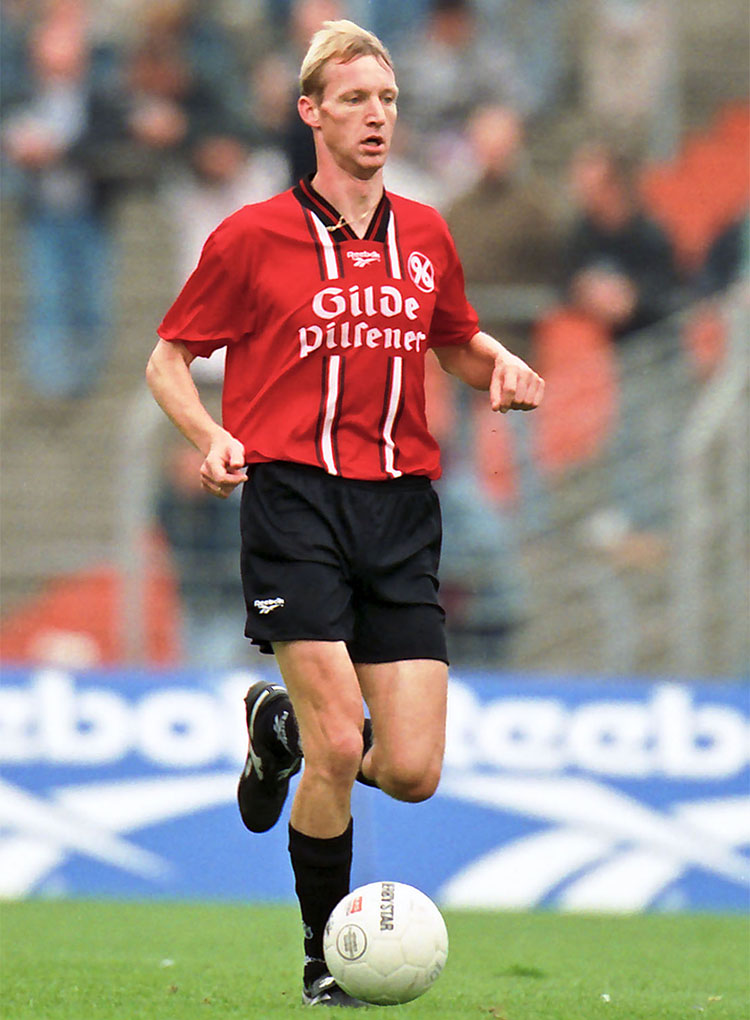 Ganzkörperaufnahme von Carsten Linke im 96-Trikot am Ball.