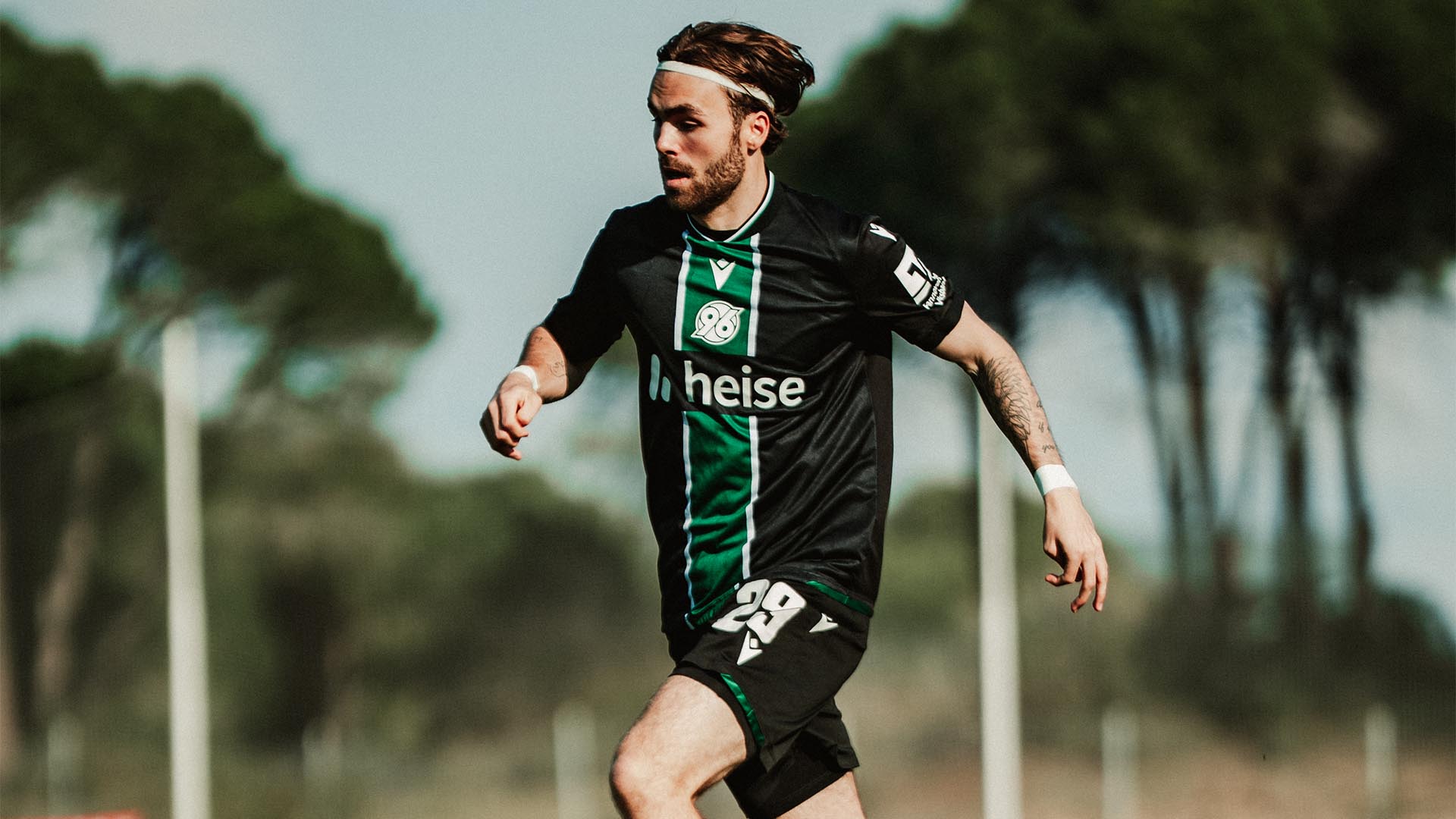 Kolja Oudenne läuft im Testspiel mit Ball am Fuß.