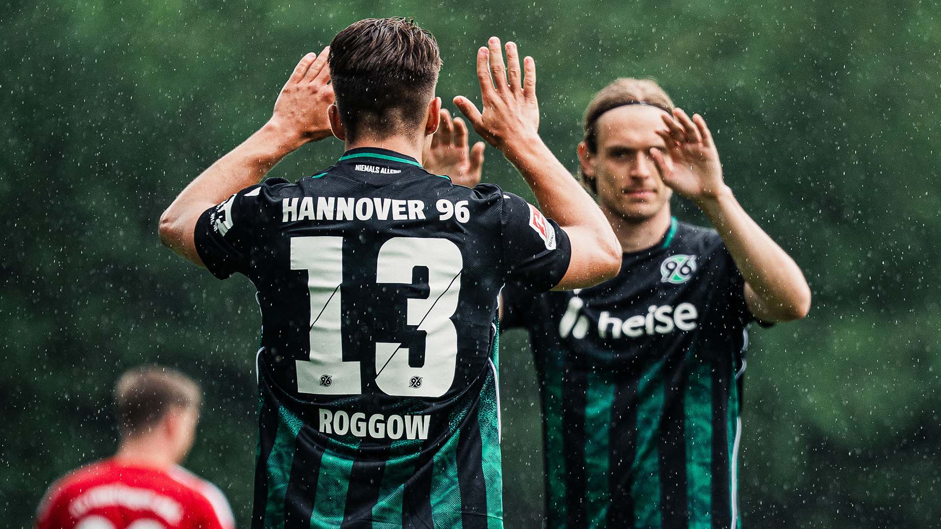 Franz Roggow klatscht mit Stefan Teitur Thordarson ab.