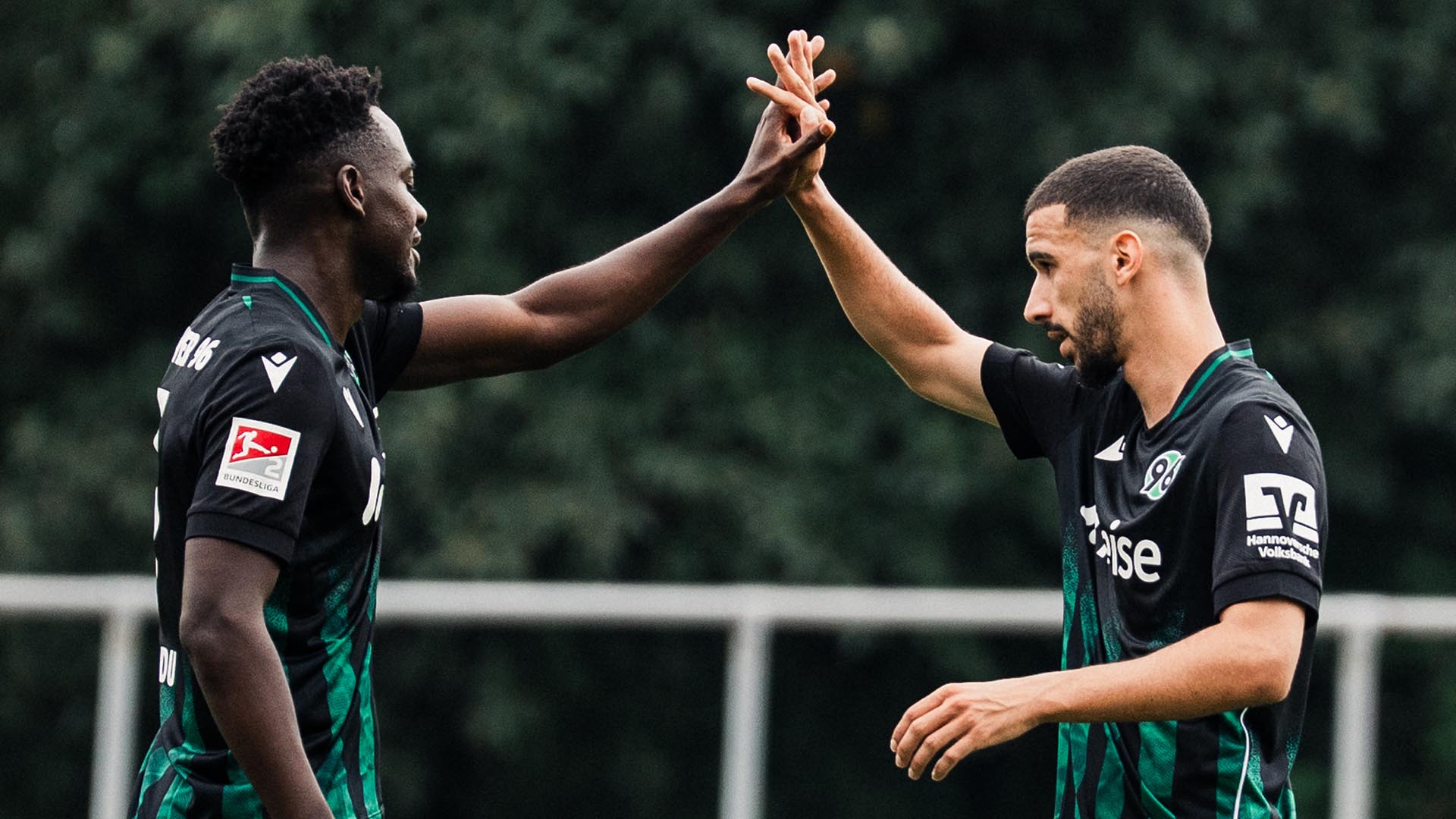 Die 96-Spieler Mustapha Bundu und Waniss Taibi klatschen ein.