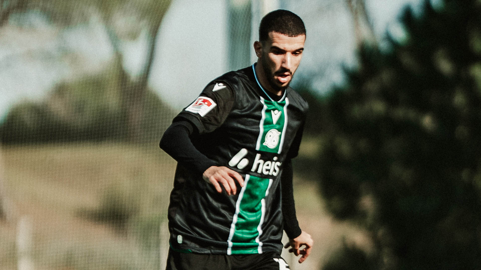 Waniss Taibi im Auswärtstrikot.