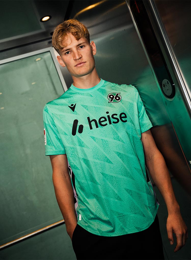 Der neue Spieler lehnt im Torwarttrikot in einem Fahrstuhl.