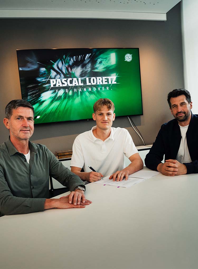 Der neue Spieler mit Ralf Becker und Jonas Boldt im Büro bei der Vertragsunterschrift.