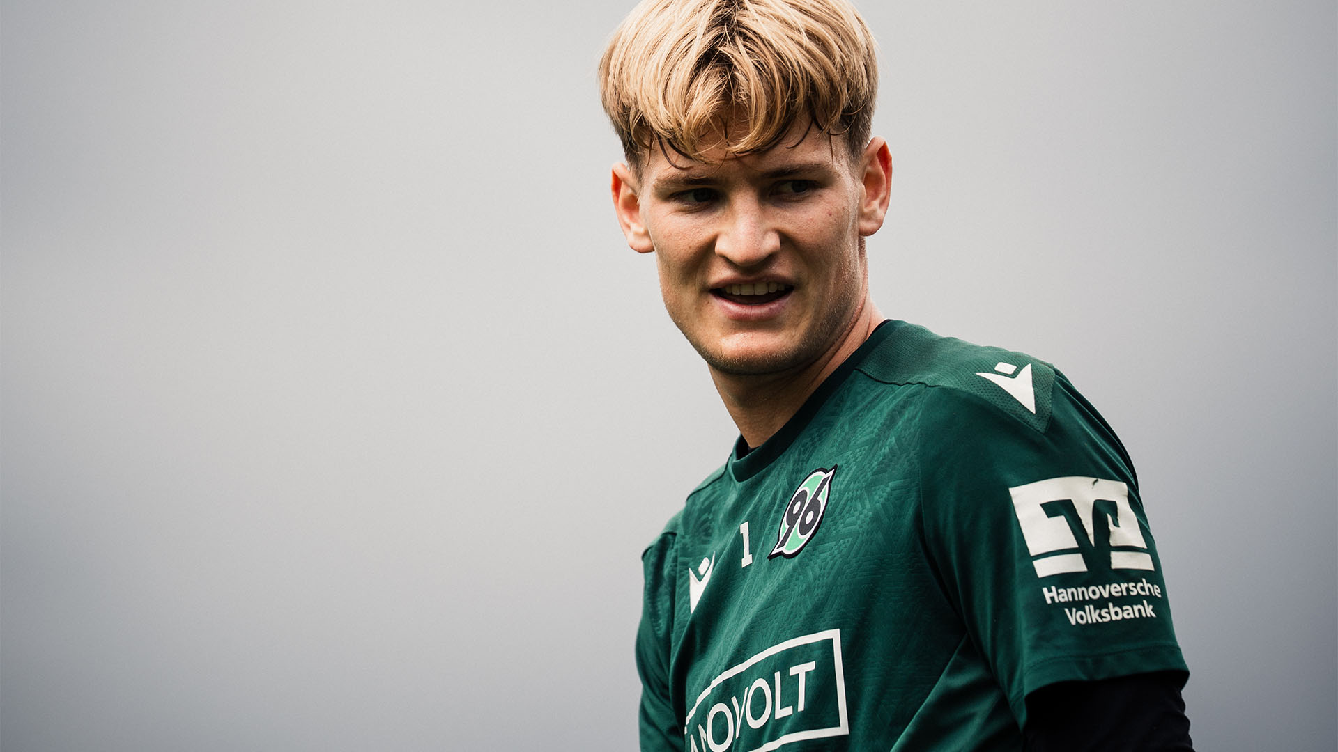 Seitliche Aufnahme von Pascal Loretz in Trainingskleidung, er lächelt leicht.