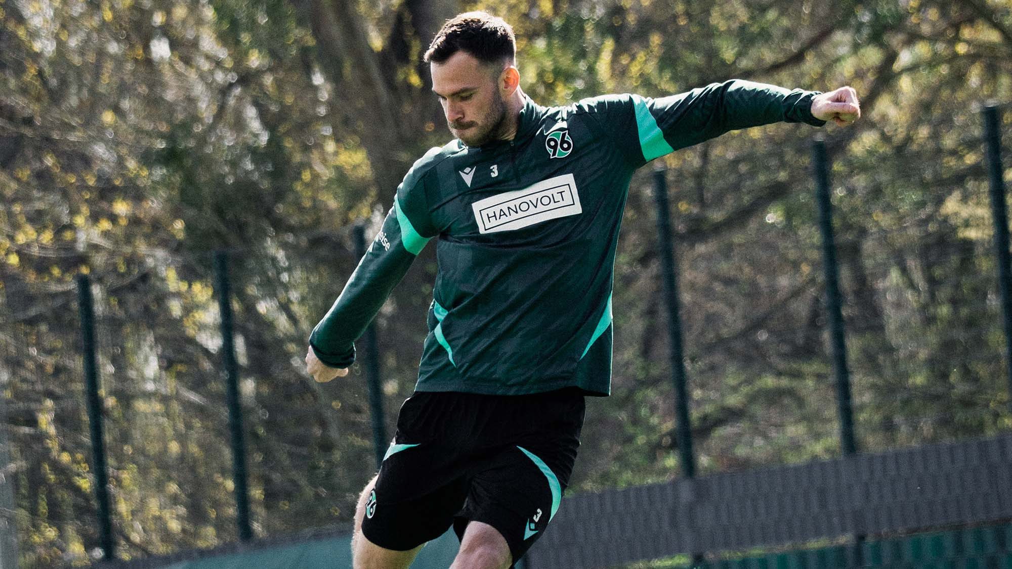 Boris Tomiak holt zum Schuss aus.