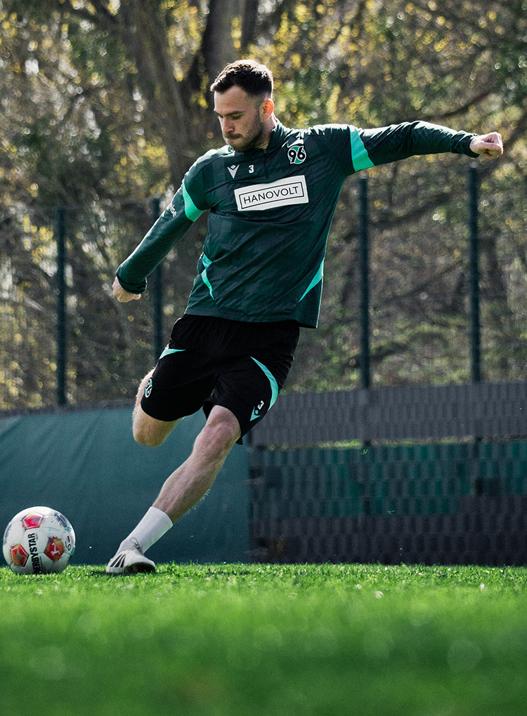 Boris Tomiak holt zum Schuss aus.